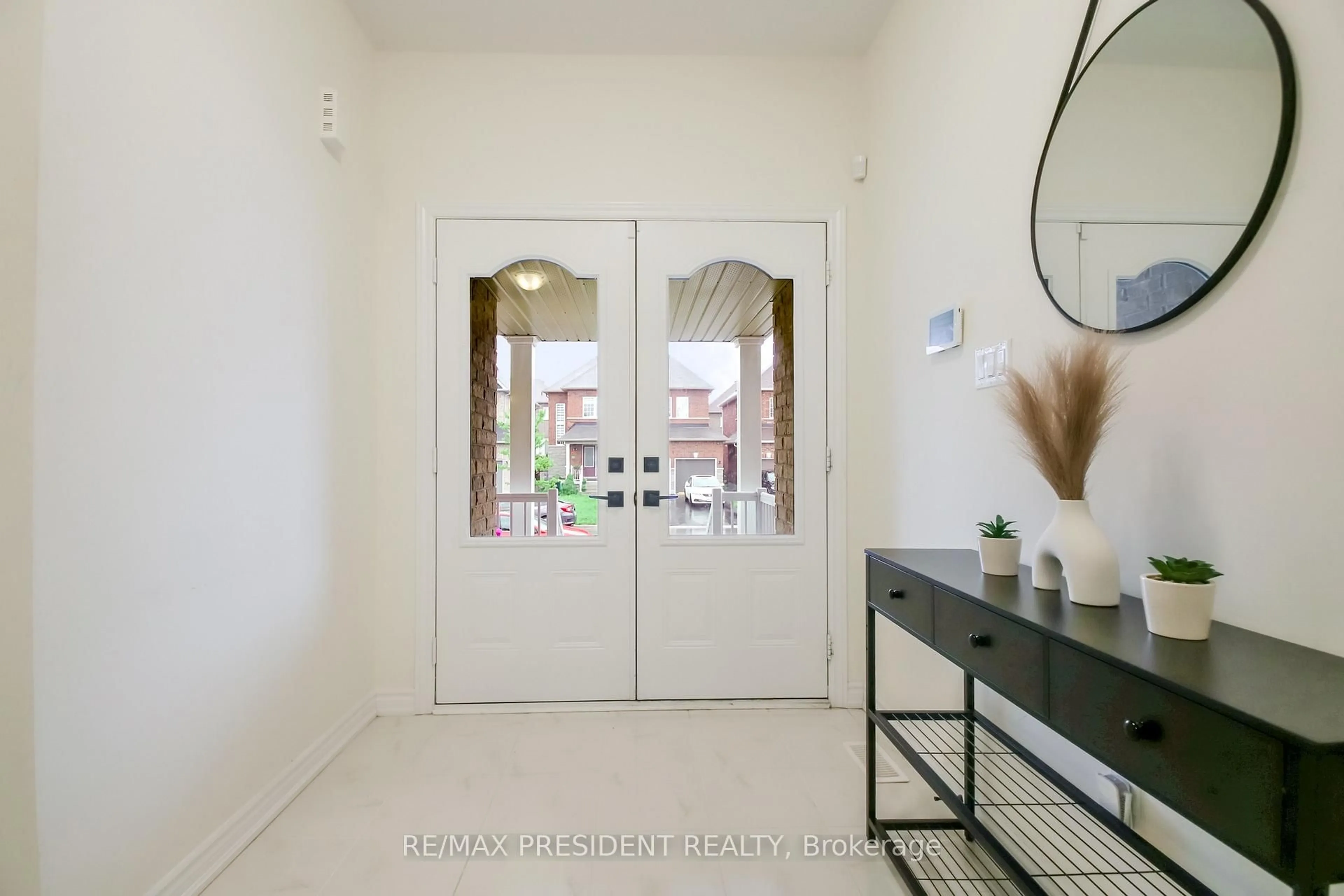 Indoor entryway for 4 Cypress Point St, Barrie Ontario L4N 6J9