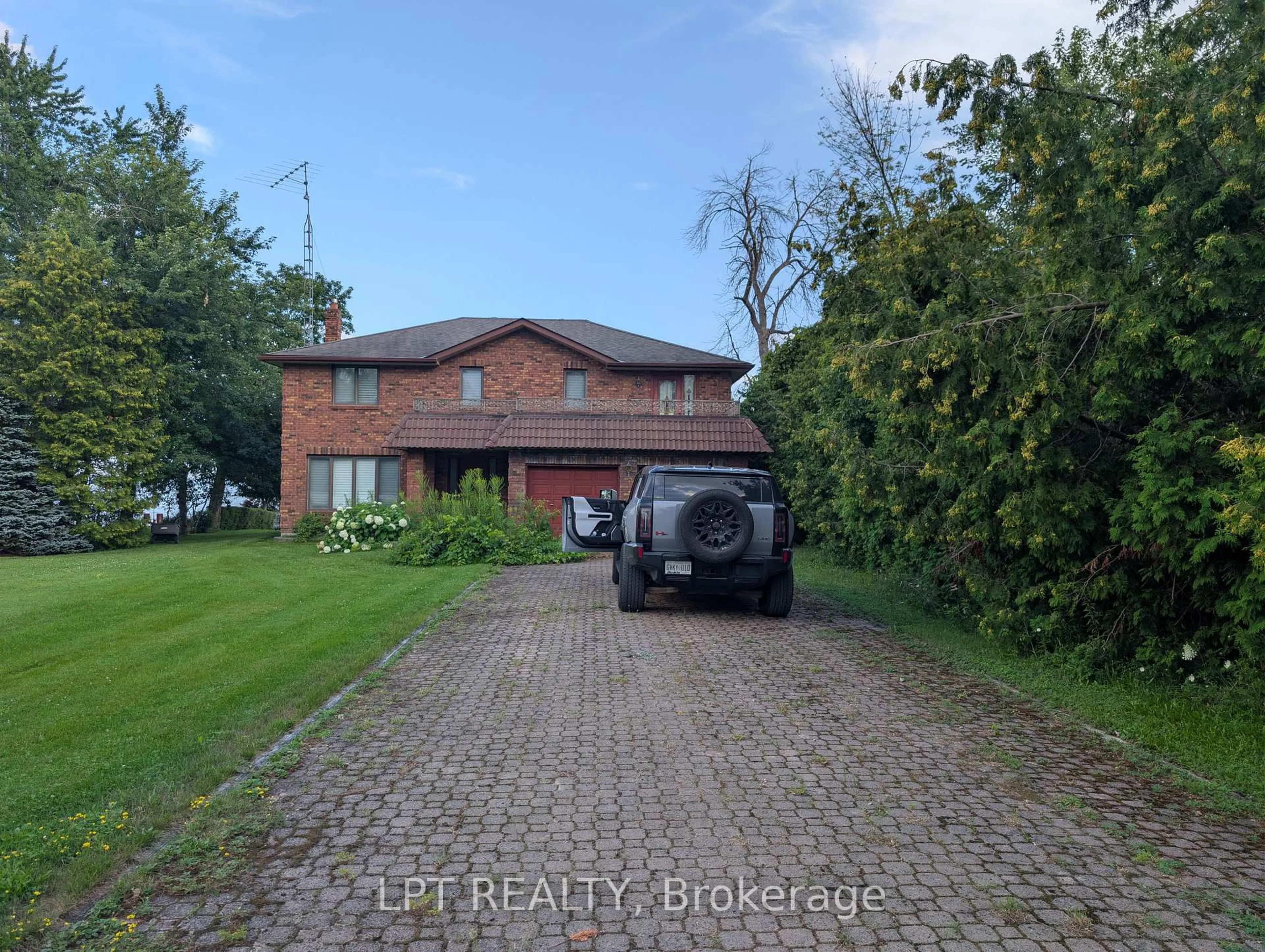 A pic from outside/outdoor area/front of a property/back of a property/a pic from drone, street for 47 Parkside Dr, Oro-Medonte Ontario L0L 1T0