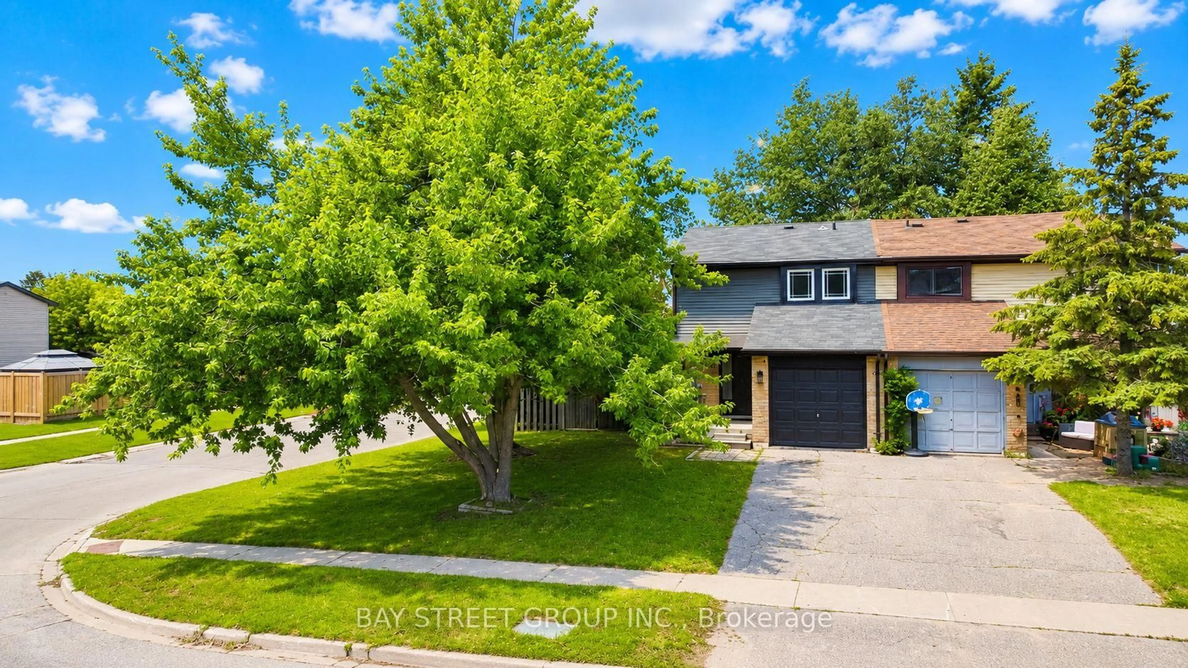 A pic from outside/outdoor area/front of a property/back of a property/a pic from drone, street for 245 Browning Tr, Barrie Ontario L4N 5C9
