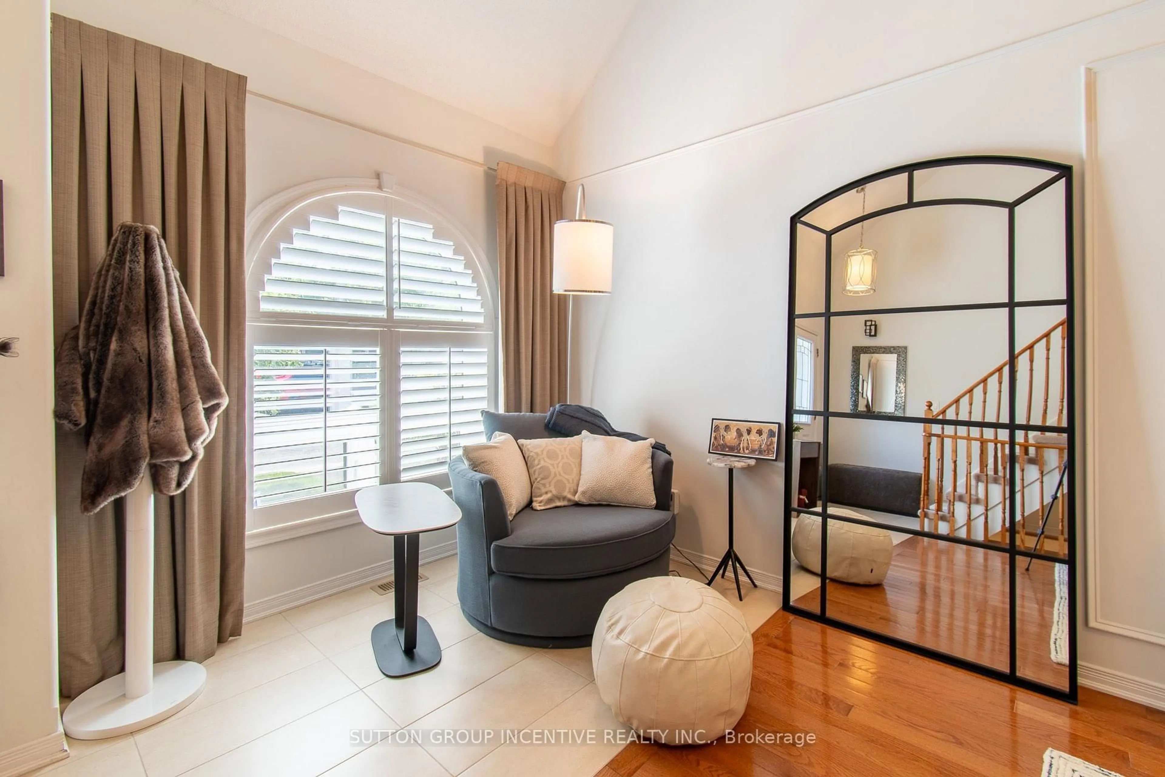 Living room with furniture, unknown for 318 Little Ave #19, Barrie Ontario L4N 2Z6