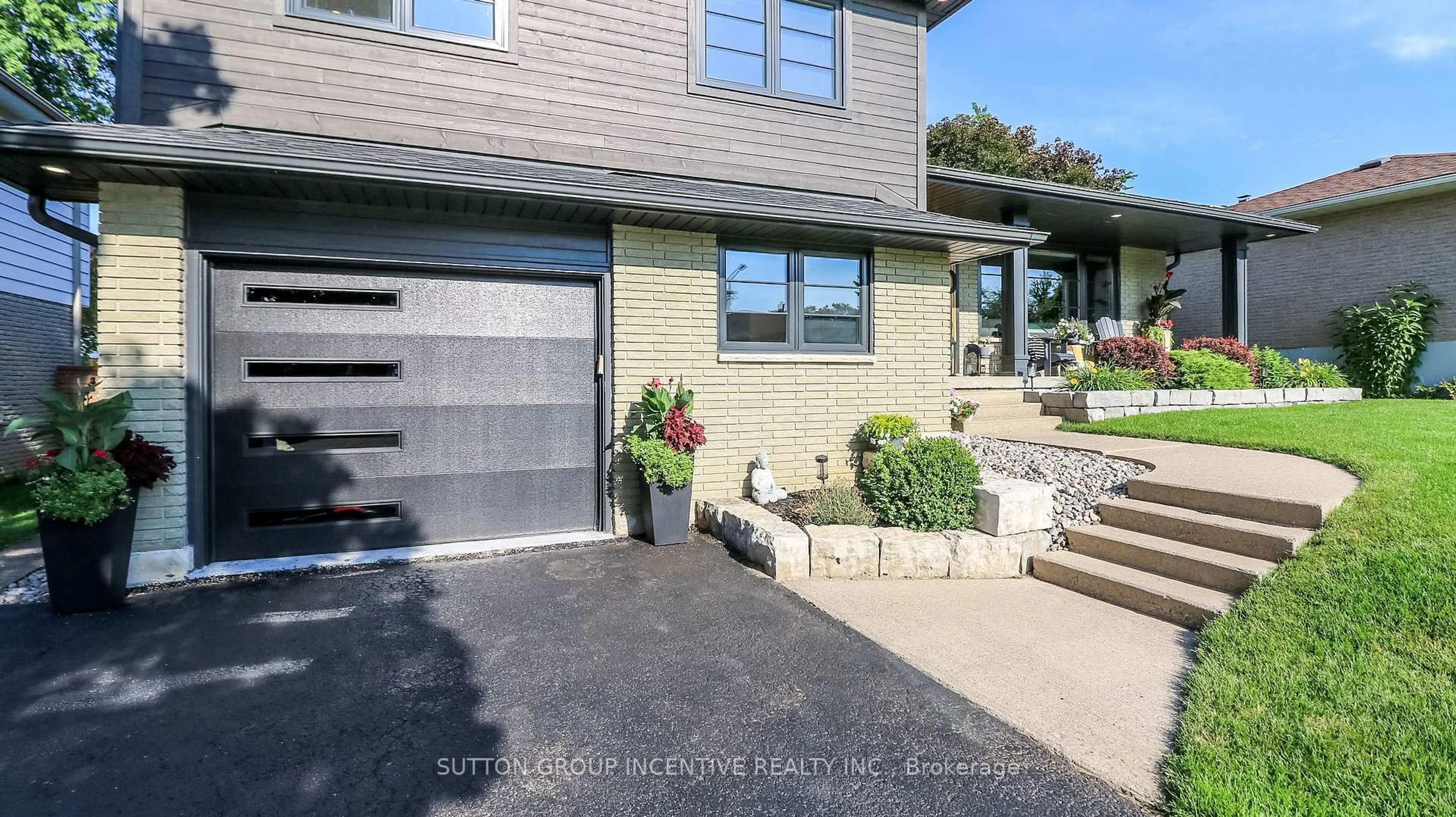 Home with brick exterior material, street for 40 Varden Ave, Barrie Ontario L4M 4P1