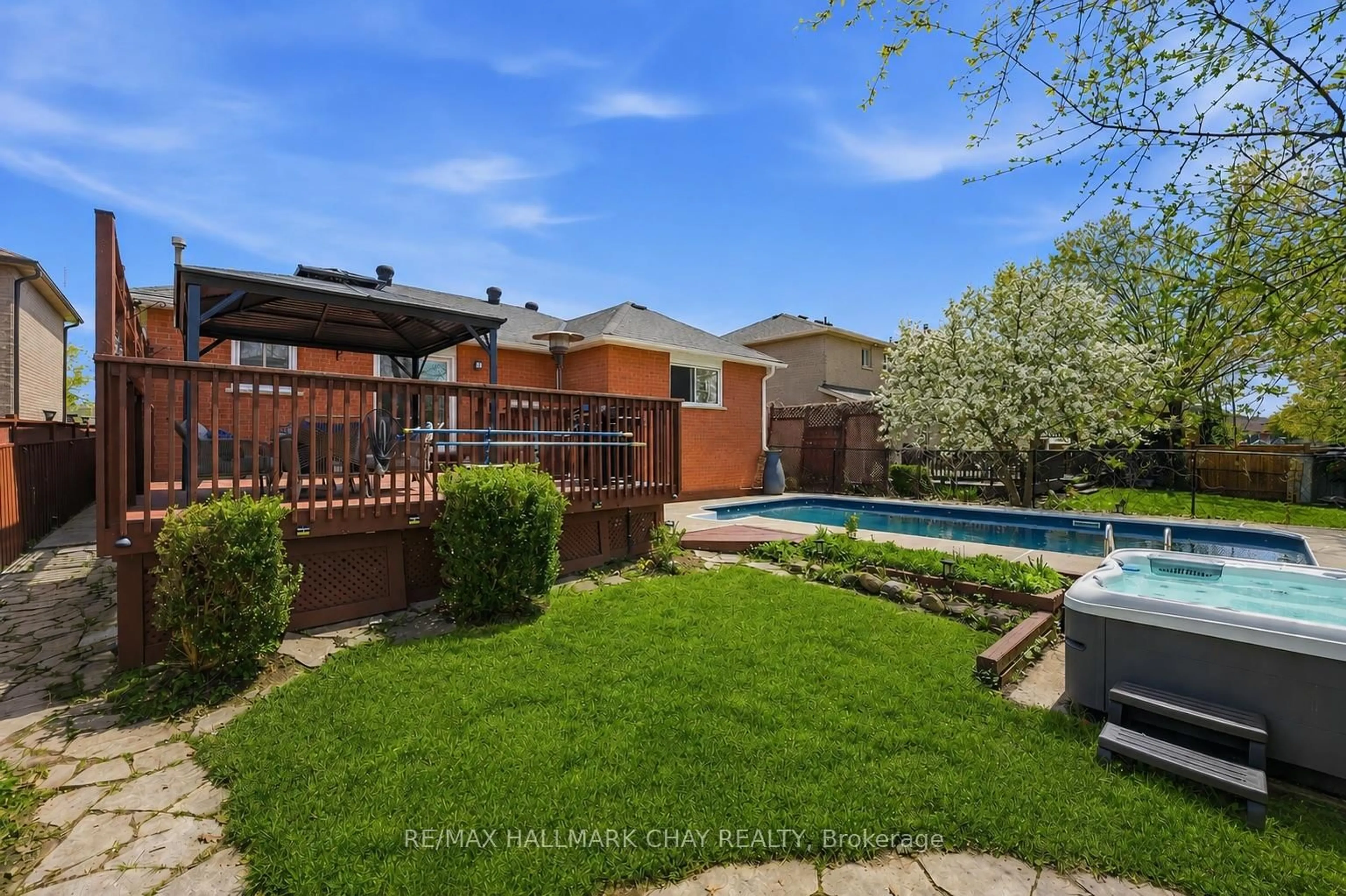 A pic from outside/outdoor area/front of a property/back of a property/a pic from drone, water/lake/river/ocean view for 117 Brown St, Barrie Ontario L4N 7V7