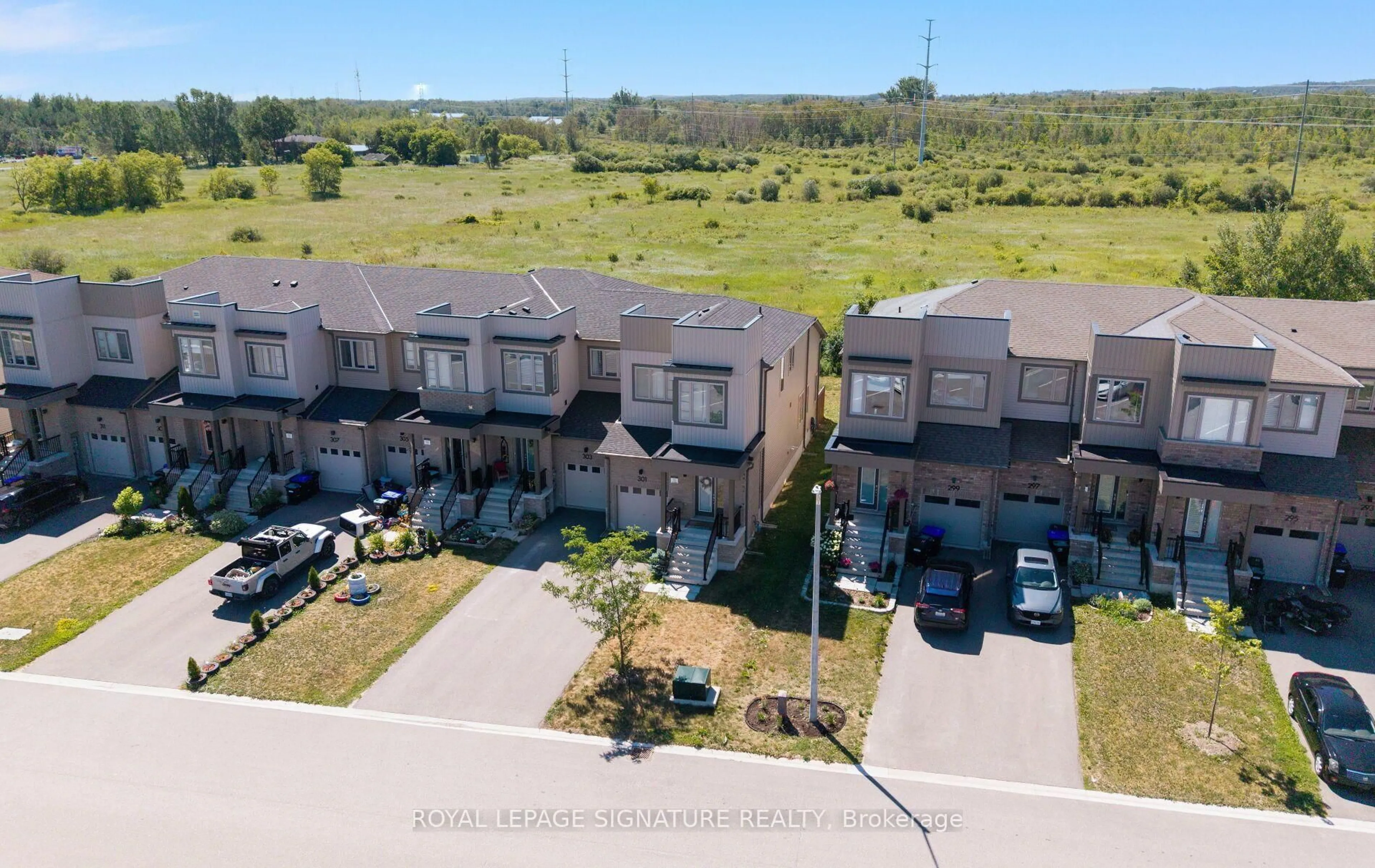A pic from outside/outdoor area/front of a property/back of a property/a pic from drone, street for 301 Atkinson St, Clearview Ontario L0M 1S0