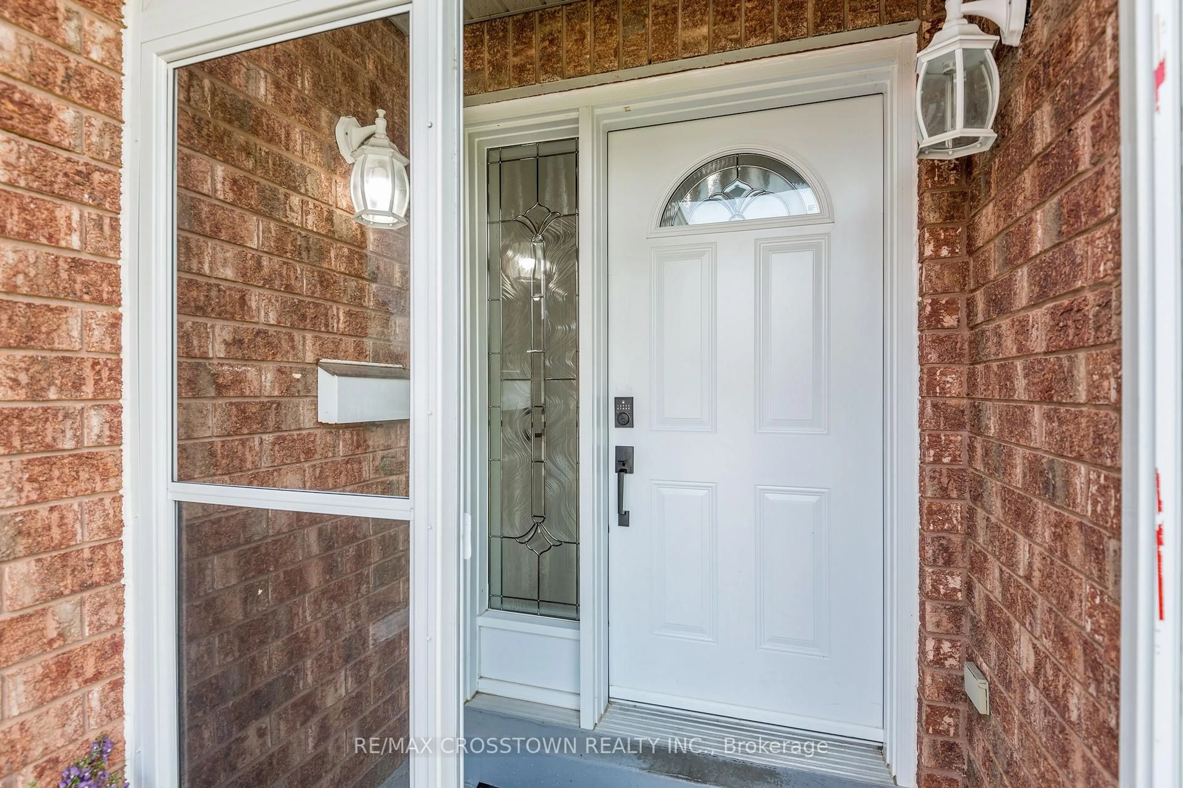 Indoor entryway for 1 Lang Dr, Barrie Ontario L4N 7X9