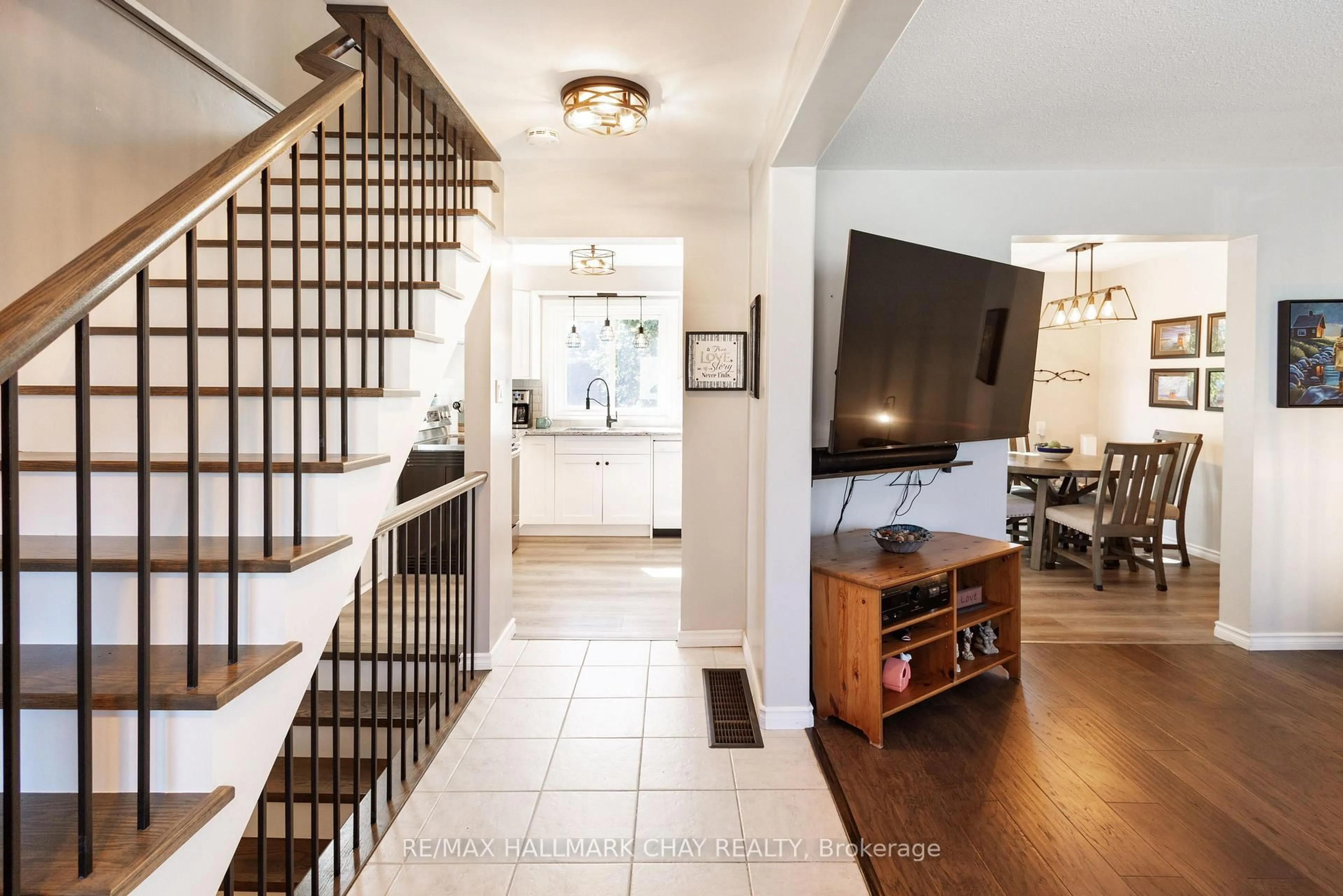 Indoor entryway for 103 Daphne Cres, Barrie Ontario L4M 2Y7