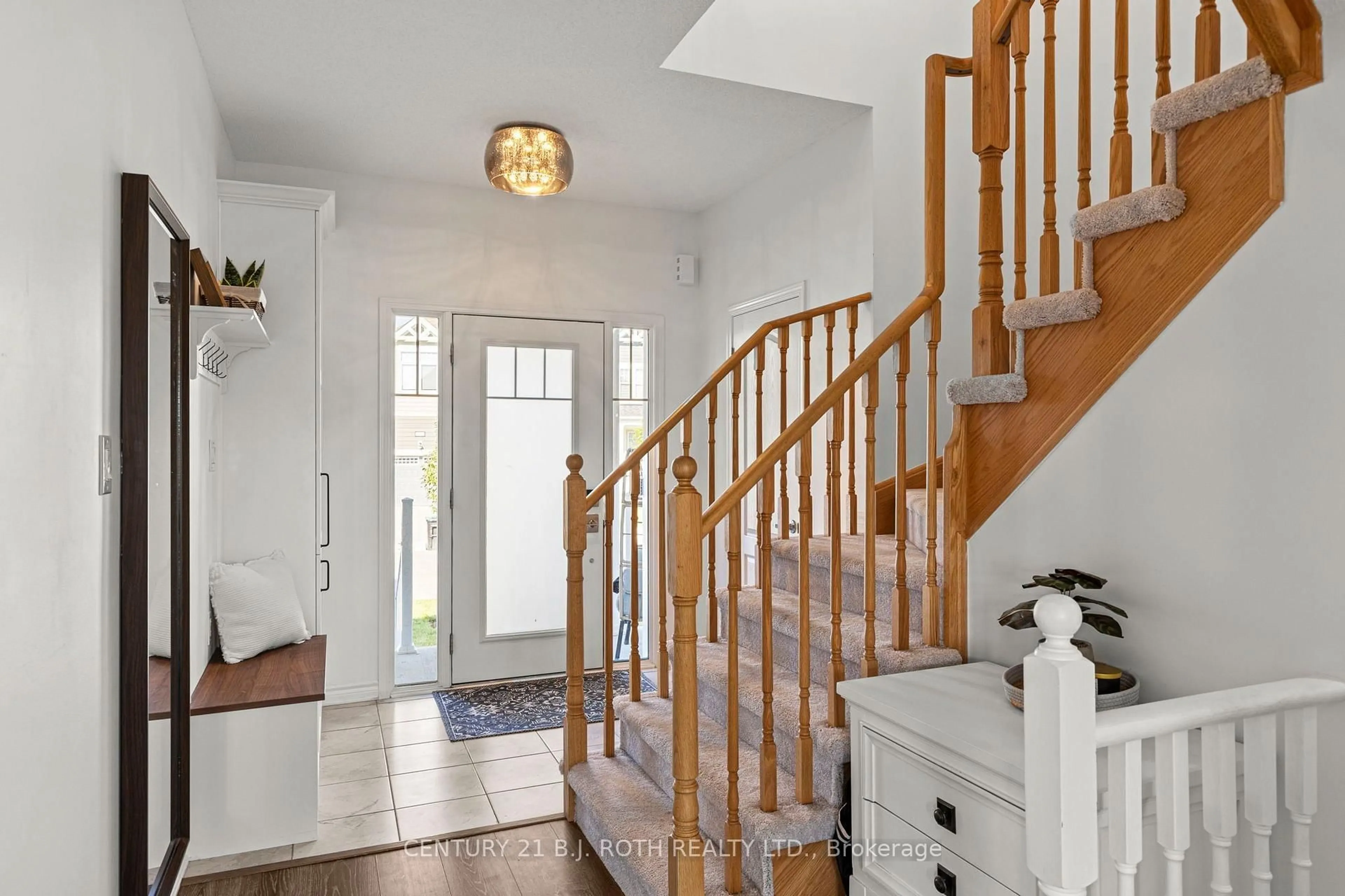 Indoor entryway for 32 Sandhill Crane Dr, Wasaga Beach Ontario L9Z 0J6