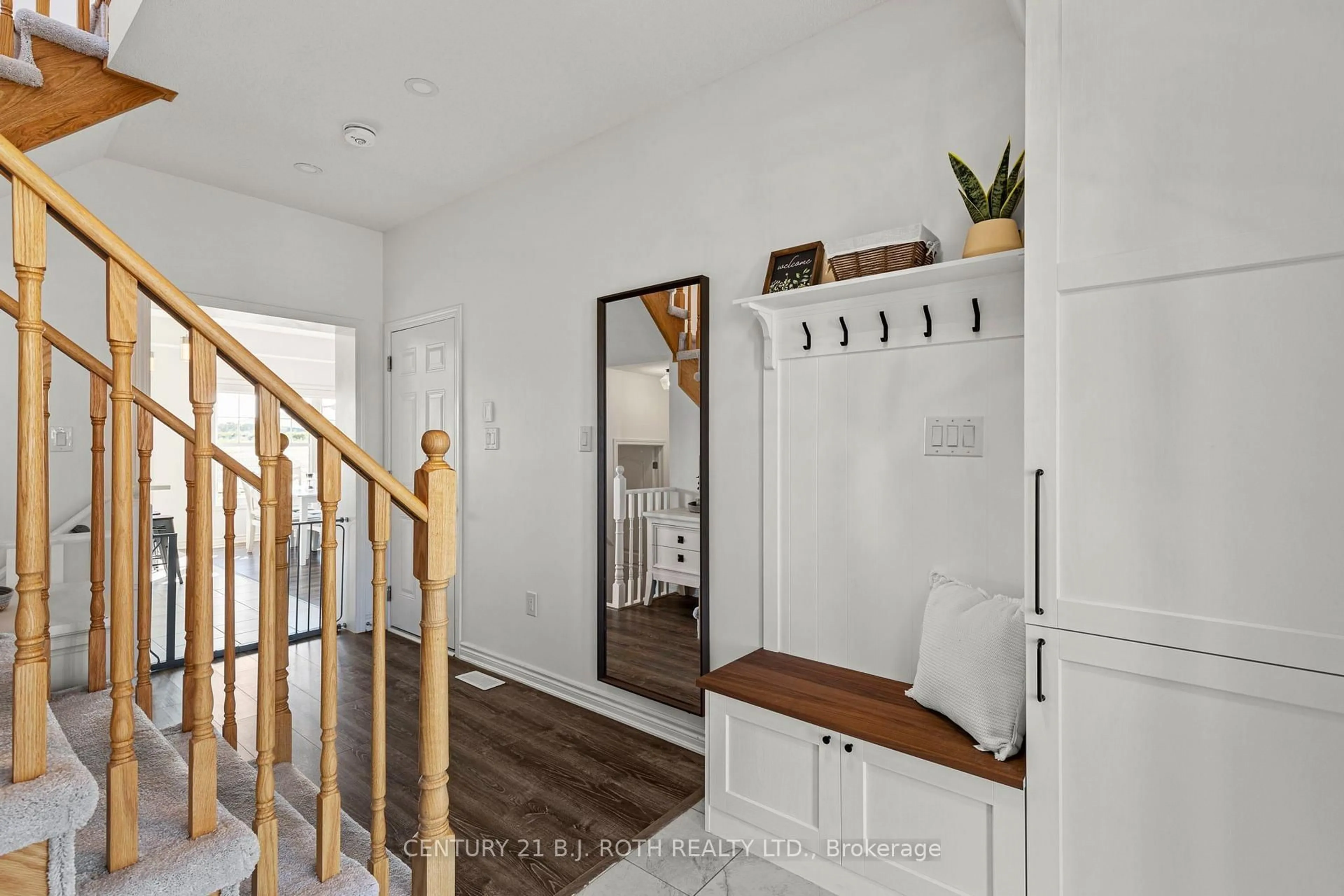 Indoor entryway for 32 Sandhill Crane Dr, Wasaga Beach Ontario L9Z 0J6