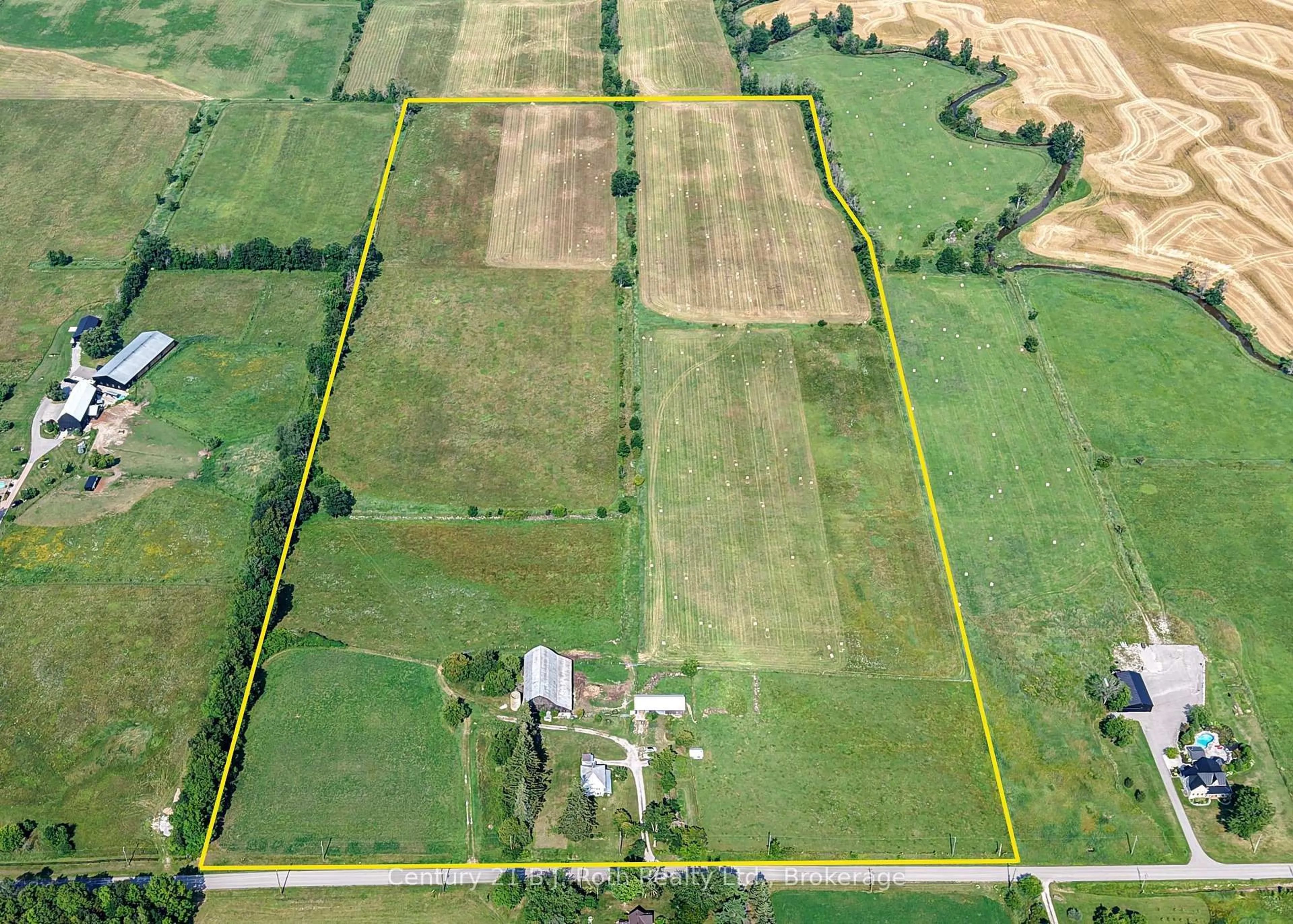 A pic from outside/outdoor area/front of a property/back of a property/a pic from drone, building for 2403 Carlyon Line, Severn Ontario L3V 0W8
