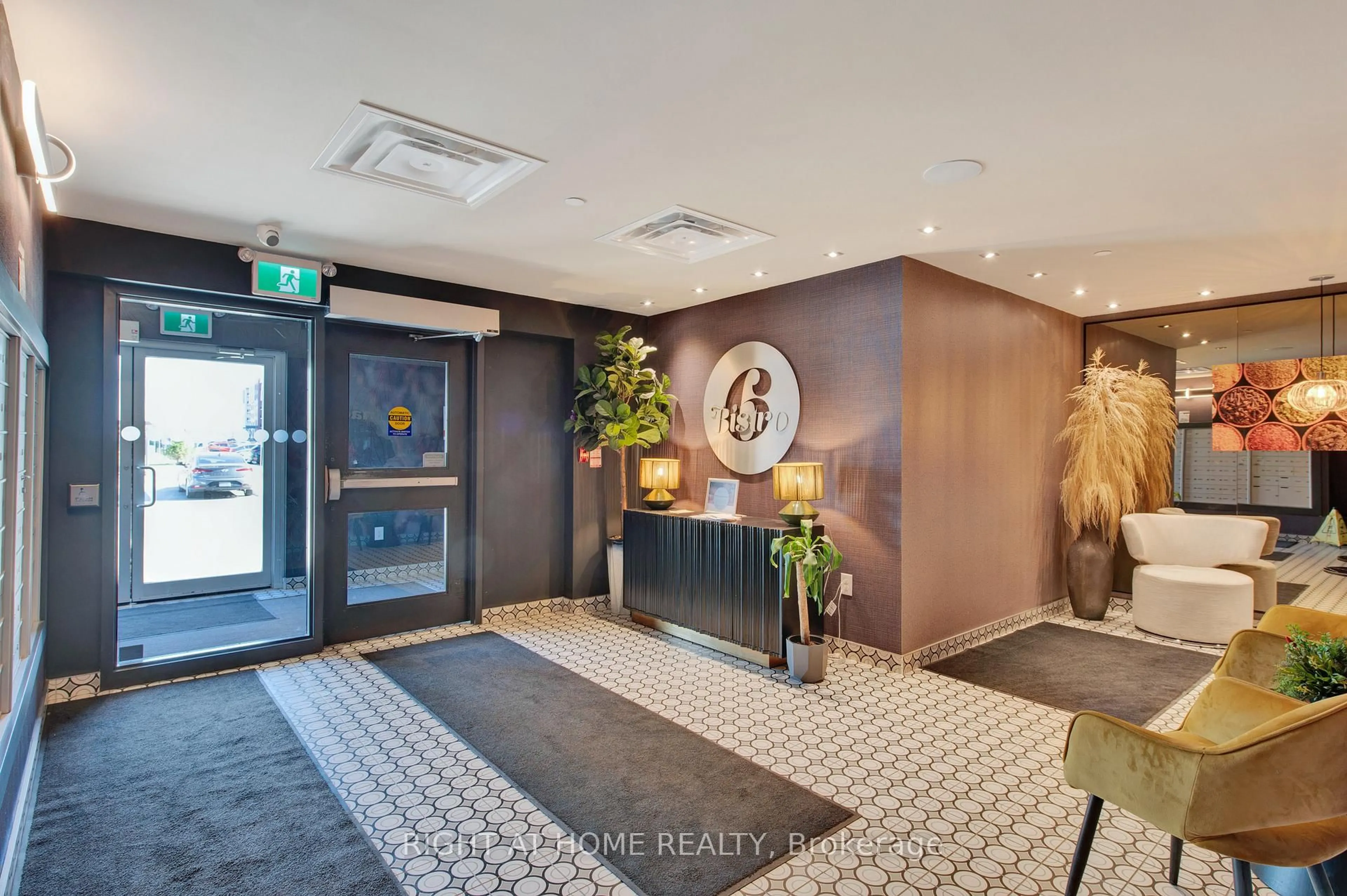 Indoor foyer for 4 Spice Way #507, Barrie Ontario L9J 0M2