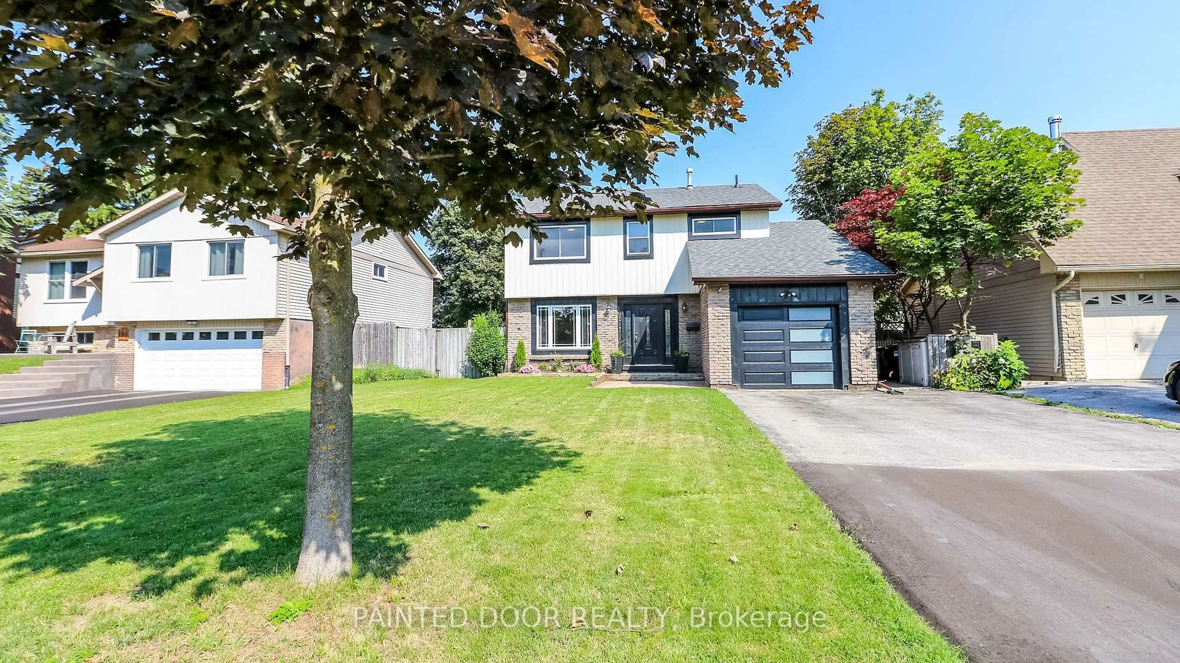A pic from outside/outdoor area/front of a property/back of a property/a pic from drone, street for 105 Oren Blvd, Barrie Ontario L4N 4M3