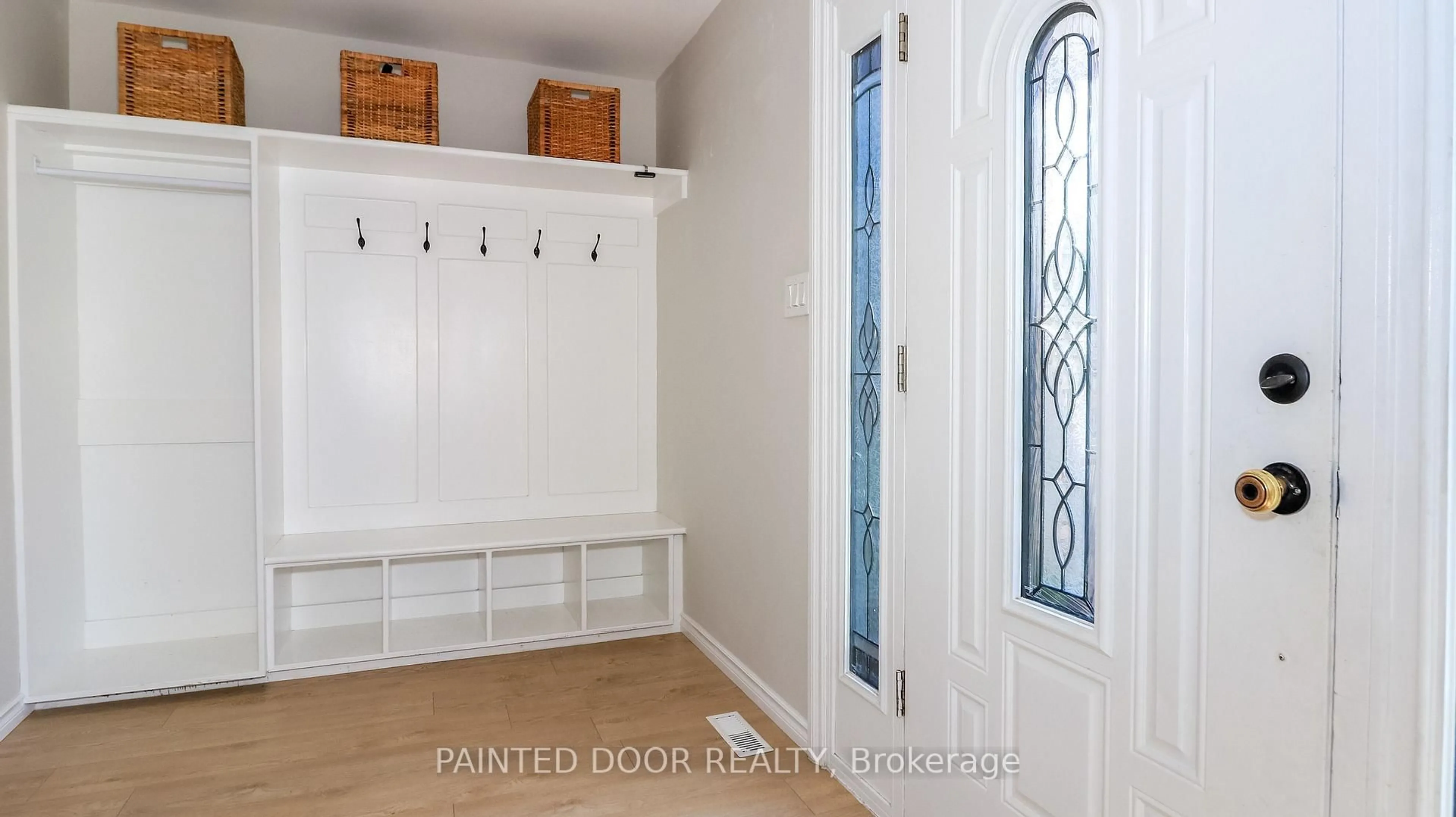 Indoor entryway for 105 Oren Blvd, Barrie Ontario L4N 4M3