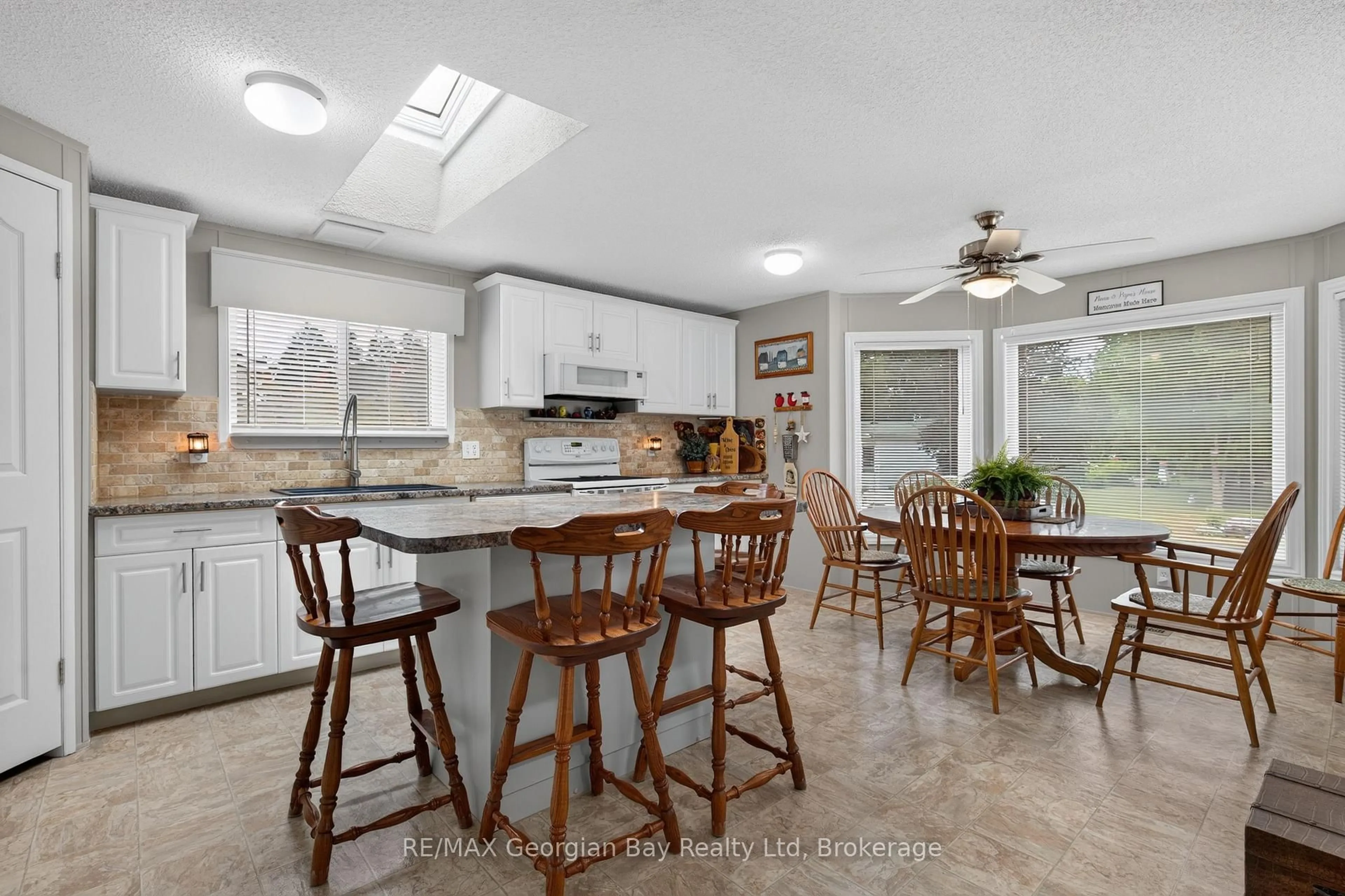 Open concept kitchen, ceramic/tile floor for 5411 Elliott Sdrd #27 Scottsdale, Tay Ontario L4R 4K3