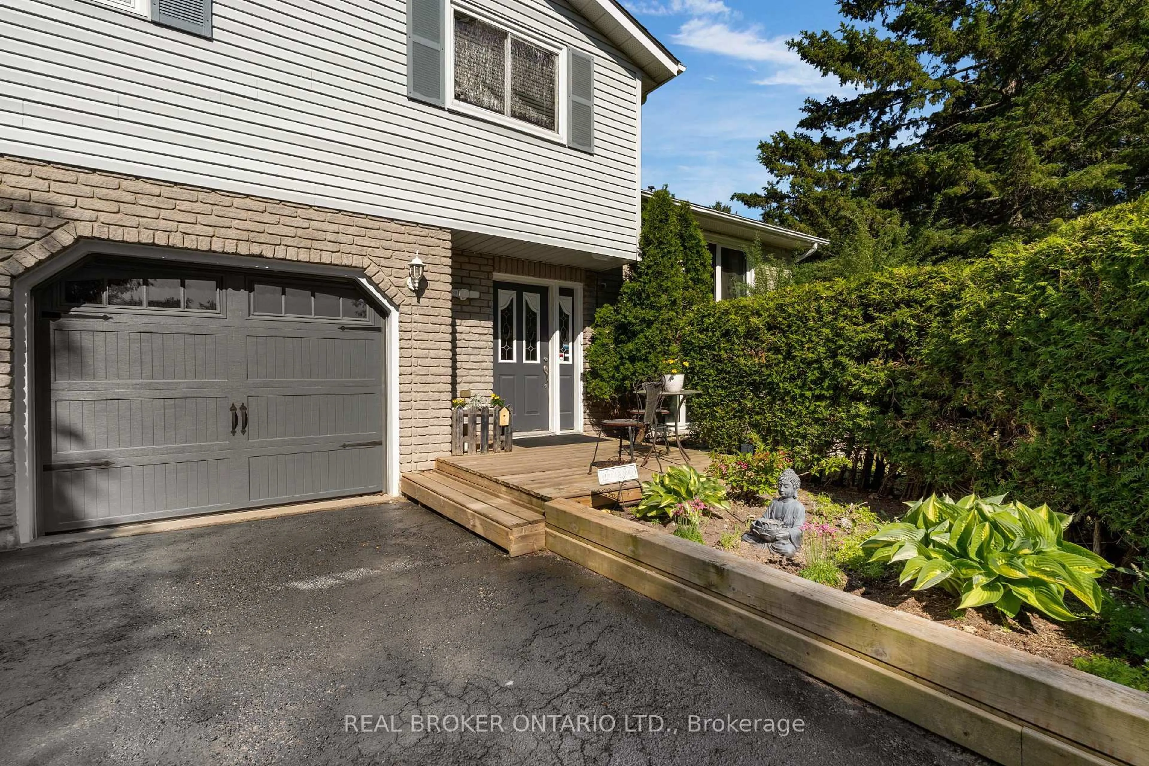 Unknown for 215 Mary Anne Dr, Barrie Ontario L4N 4T1