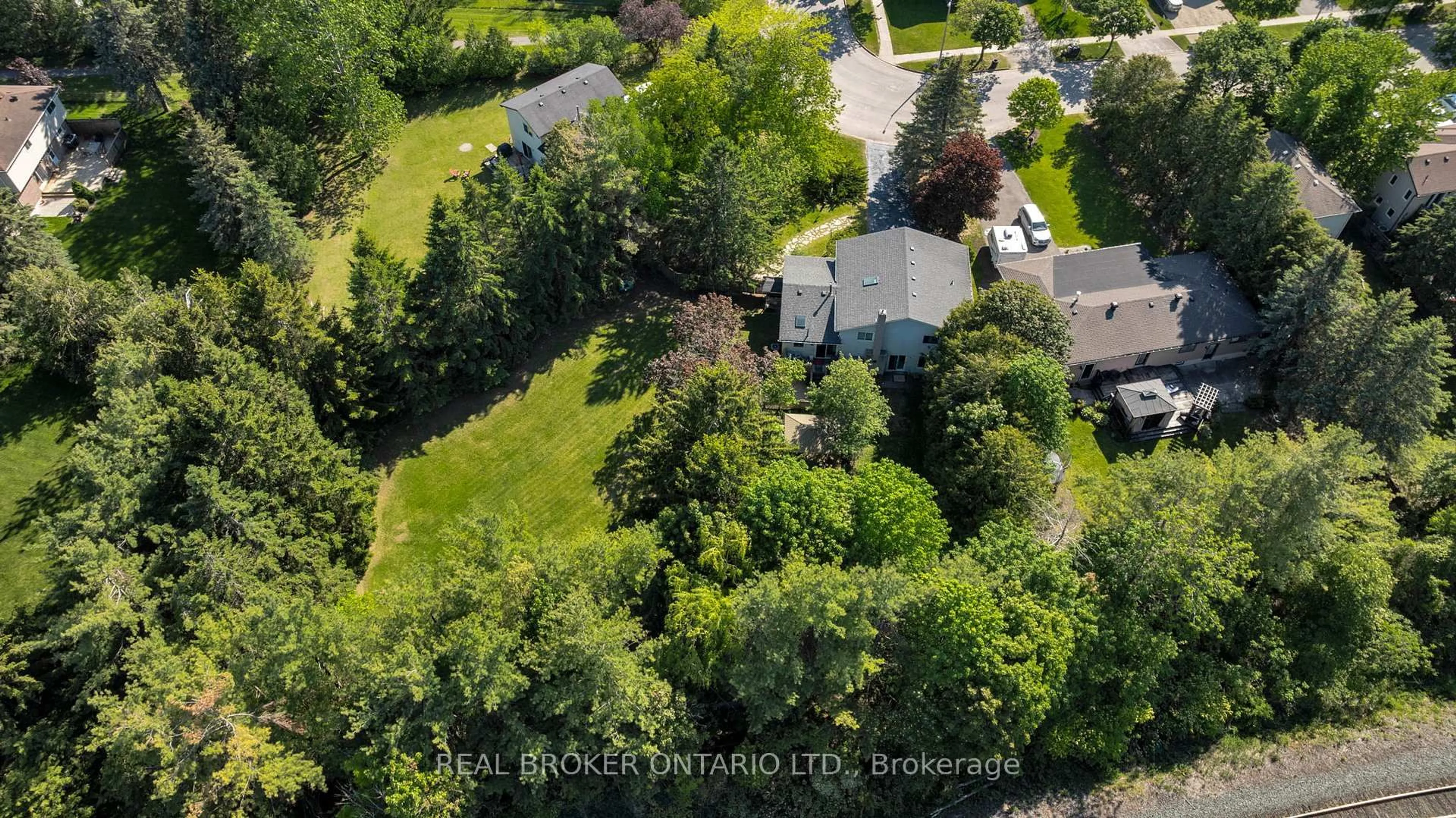 A pic from outside/outdoor area/front of a property/back of a property/a pic from drone, street for 215 Mary Anne Dr, Barrie Ontario L4N 4T1