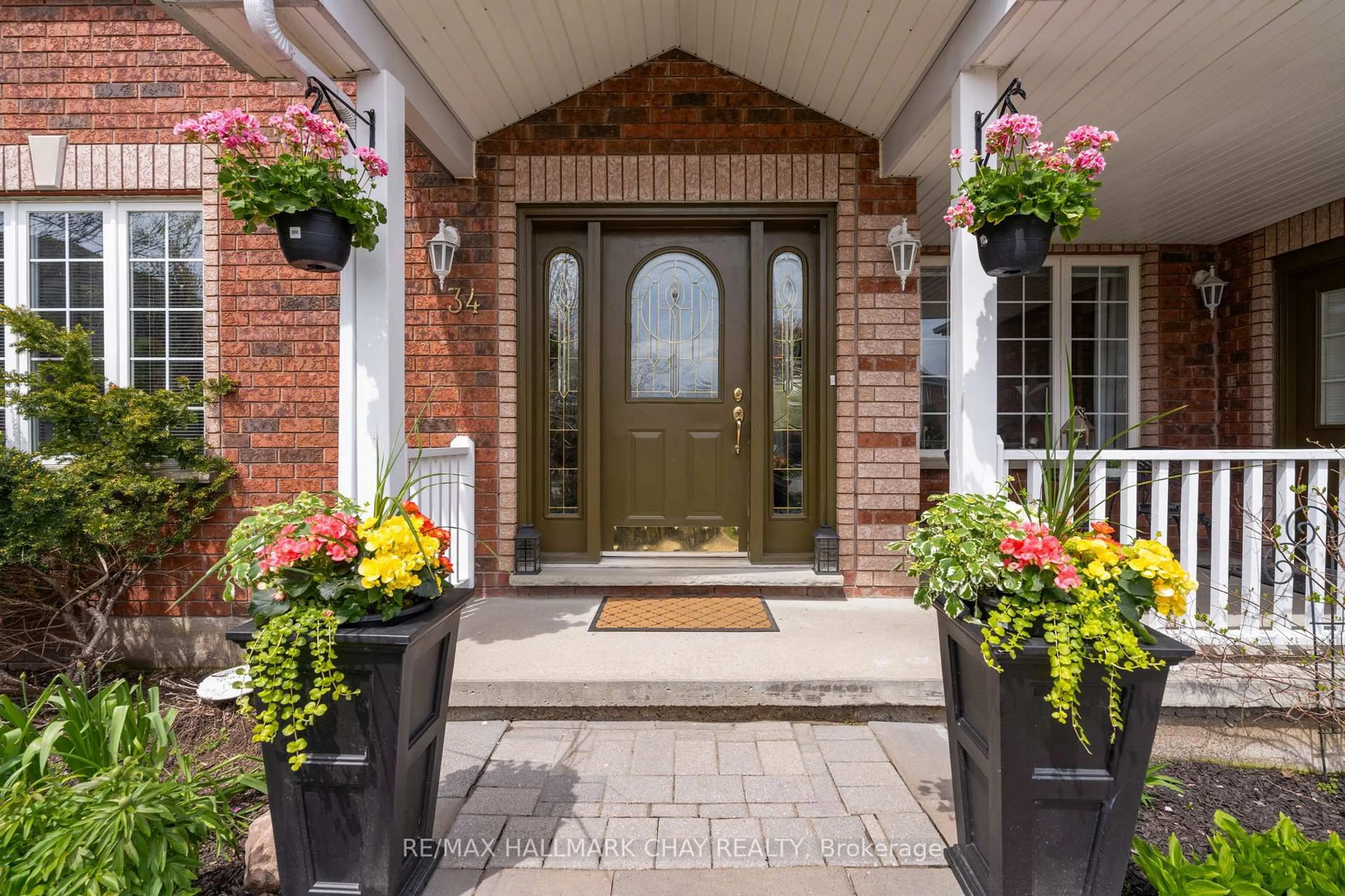Indoor entryway for 34 Crompton Dr, Barrie Ontario L4M 6N1