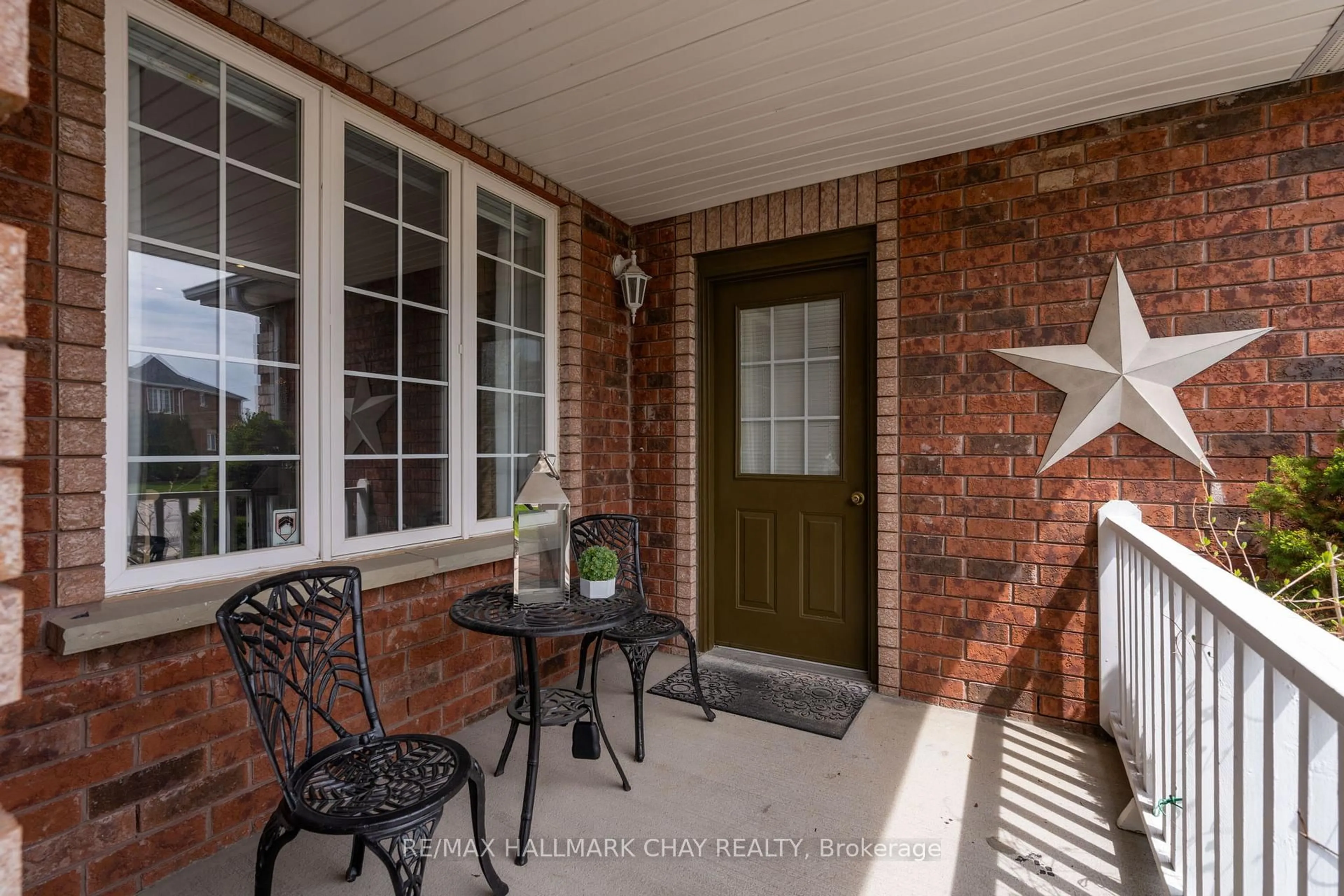 Indoor entryway for 34 Crompton Dr, Barrie Ontario L4M 6N1