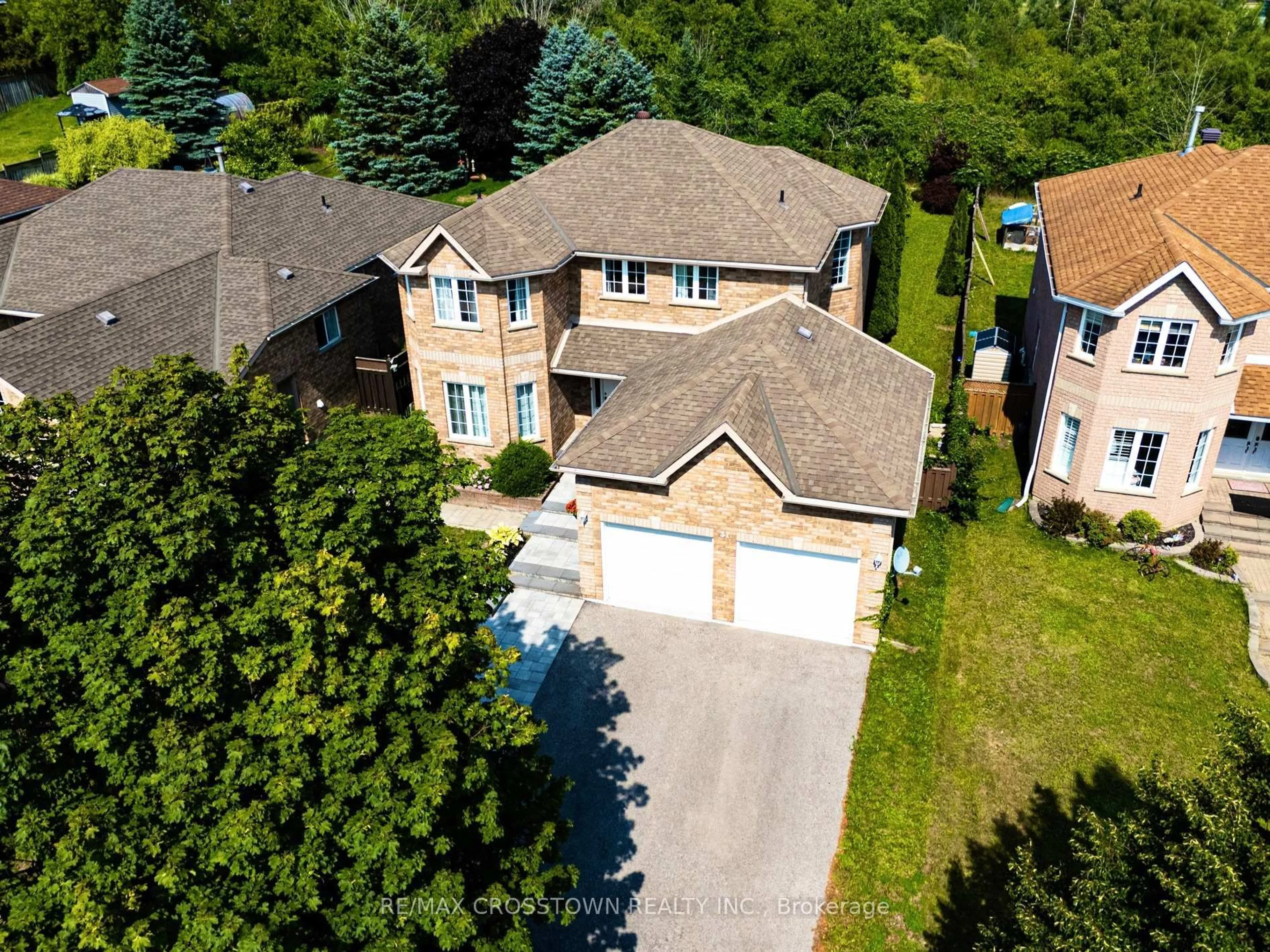 A pic from outside/outdoor area/front of a property/back of a property/a pic from drone, street for 31 Logan Crt, Barrie Ontario L4N 8G9