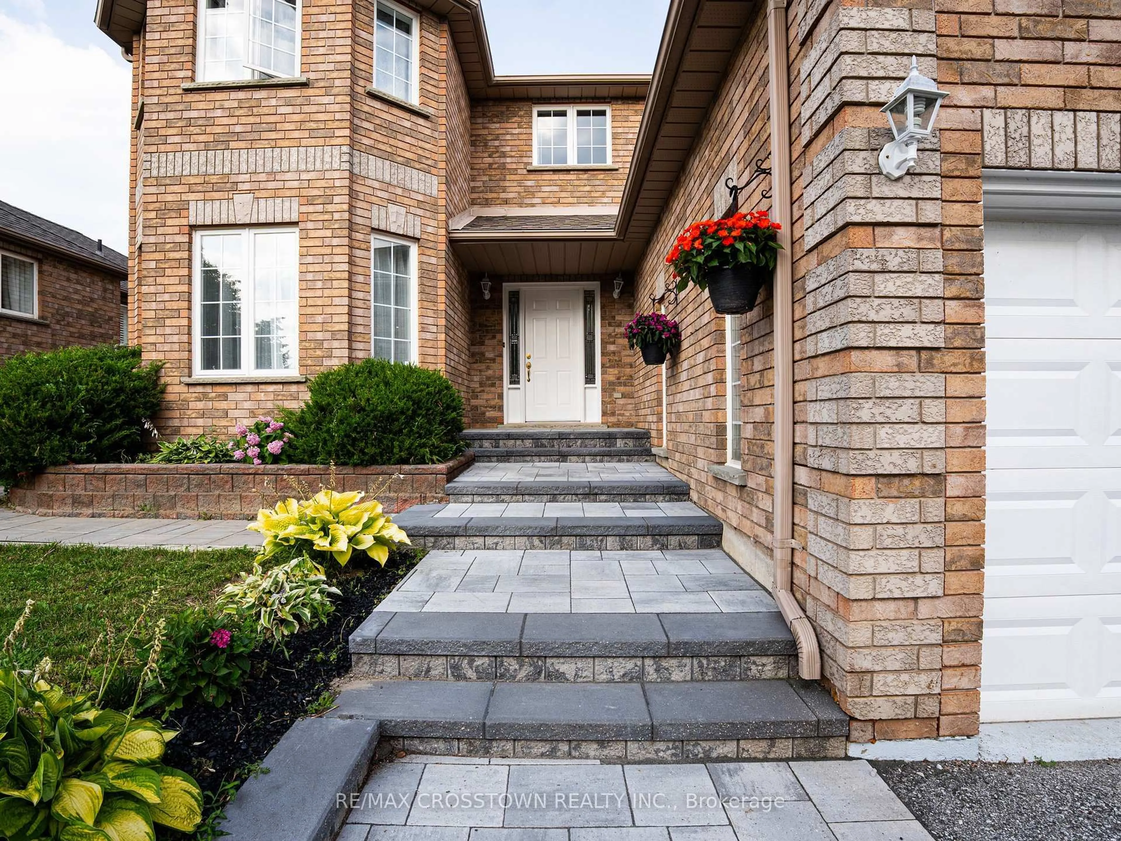 Home with brick exterior material, street for 31 Logan Crt, Barrie Ontario L4N 8G9