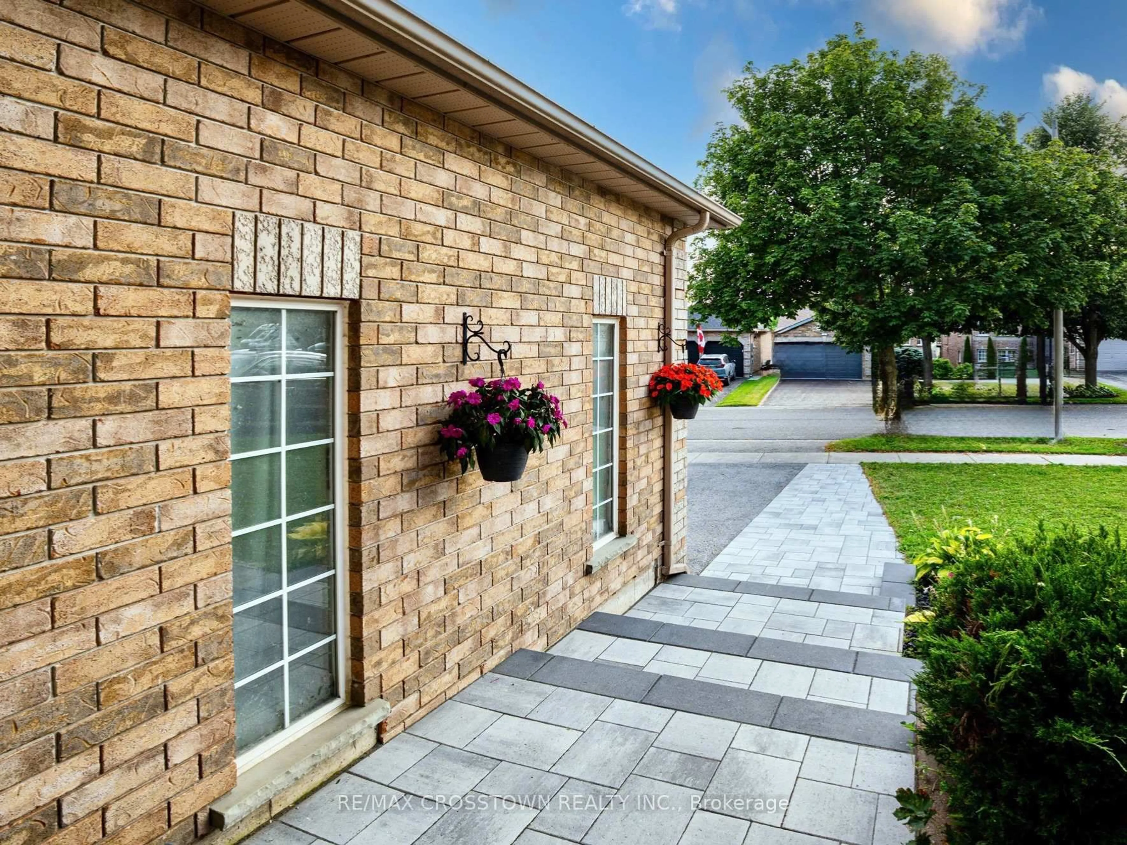 Home with brick exterior material, street for 31 Logan Crt, Barrie Ontario L4N 8G9