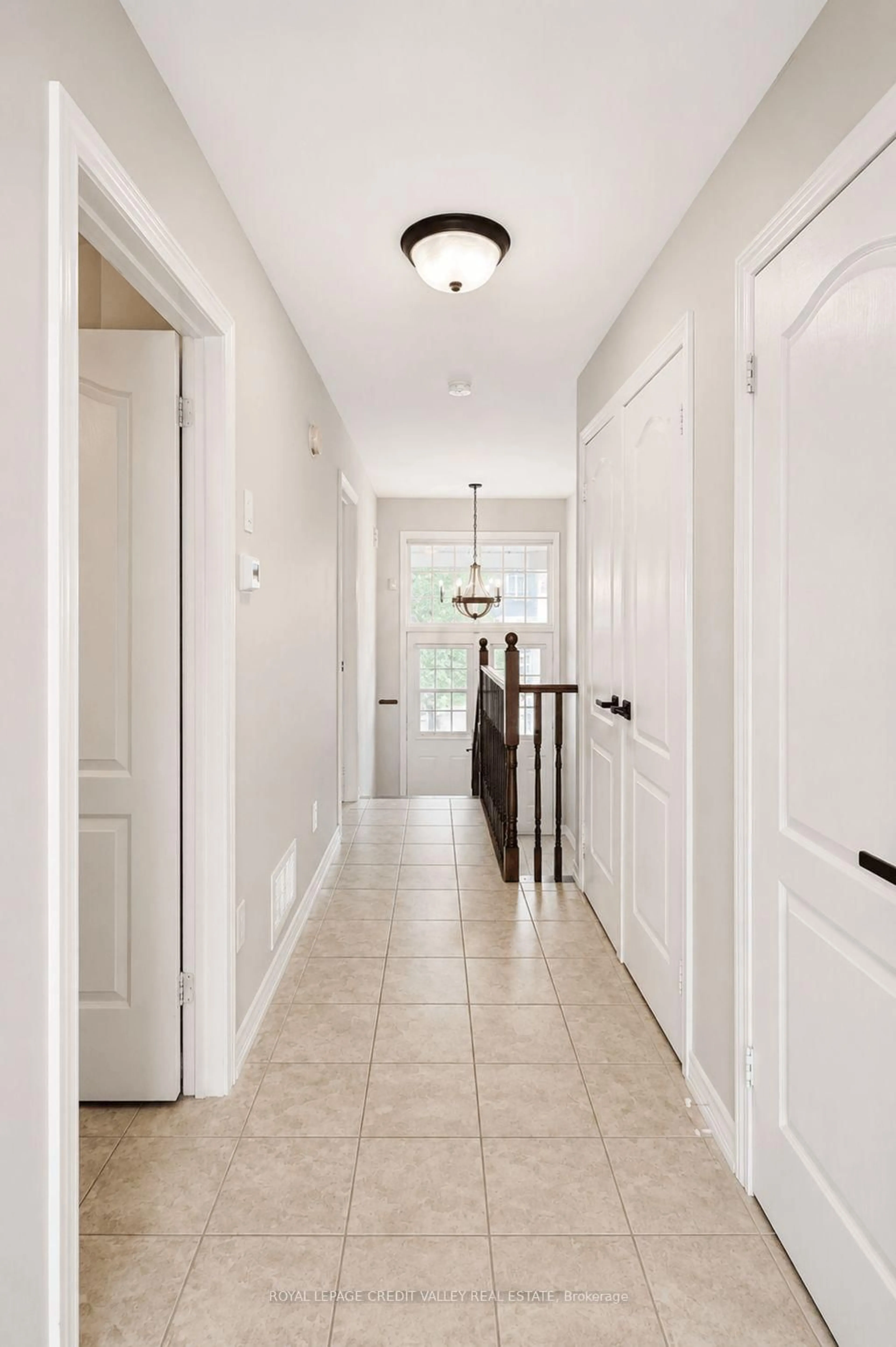 Indoor entryway for 29 Counsellor Terr, Barrie Ontario L4M 7H1