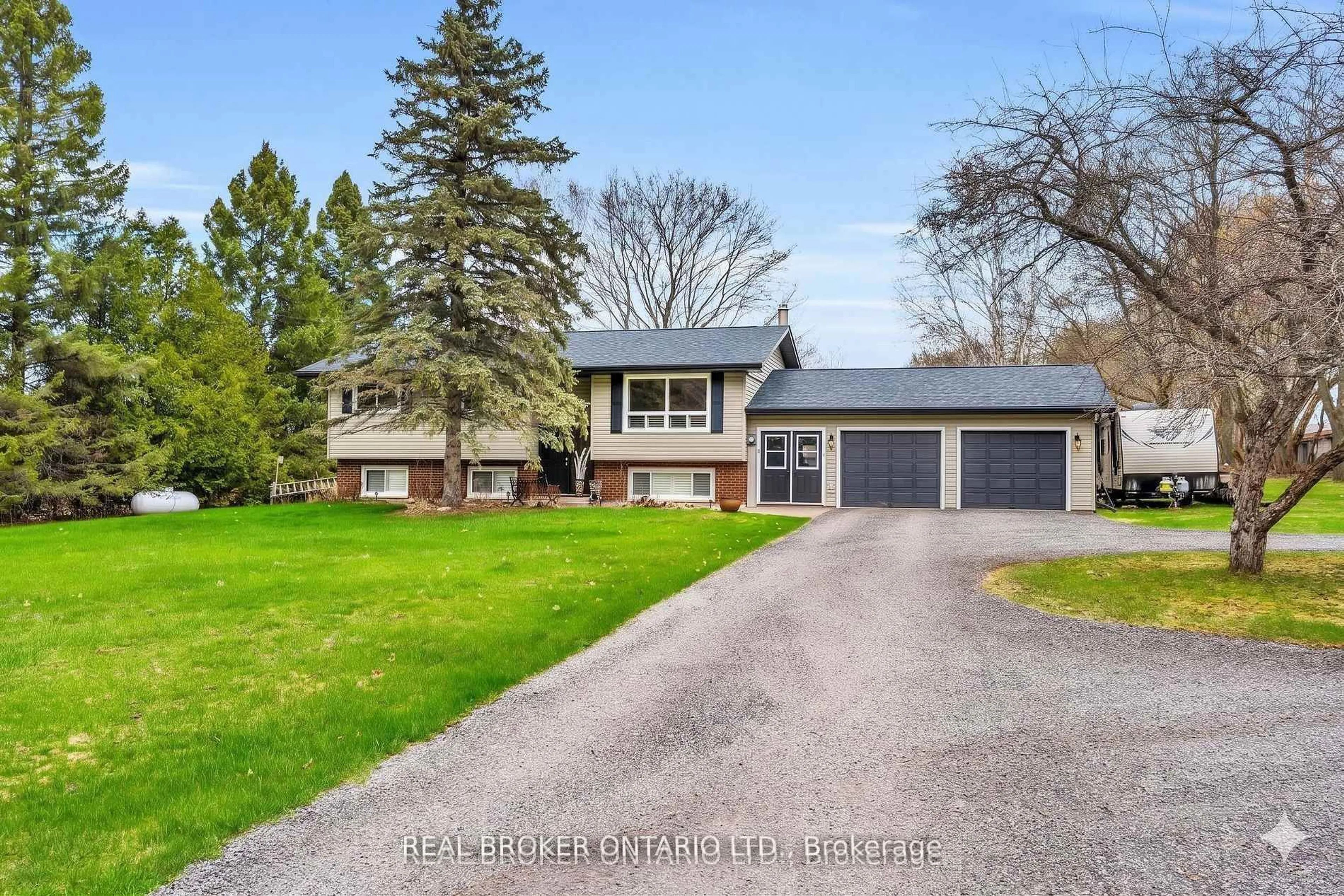 A pic from outside/outdoor area/front of a property/back of a property/a pic from drone, street for 2477 Old Fort Rd, Tay Ontario L4R 4K3