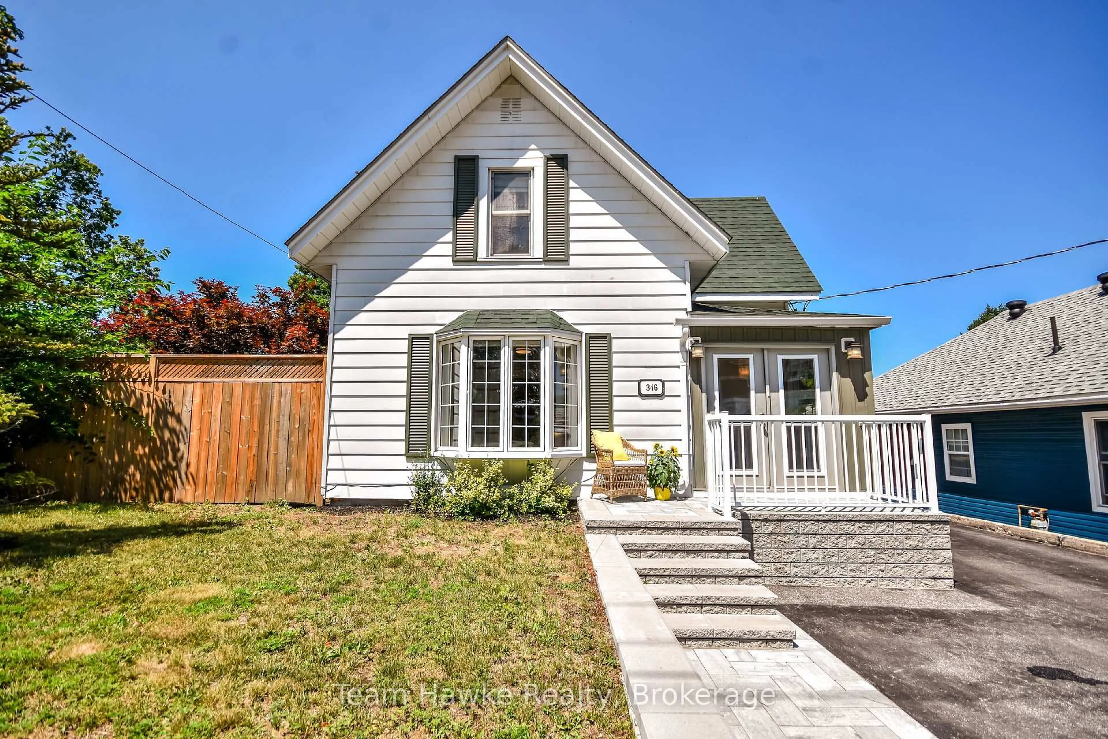 Home with vinyl exterior material, street for 346 Yonge St, Midland Ontario L4R 2B4