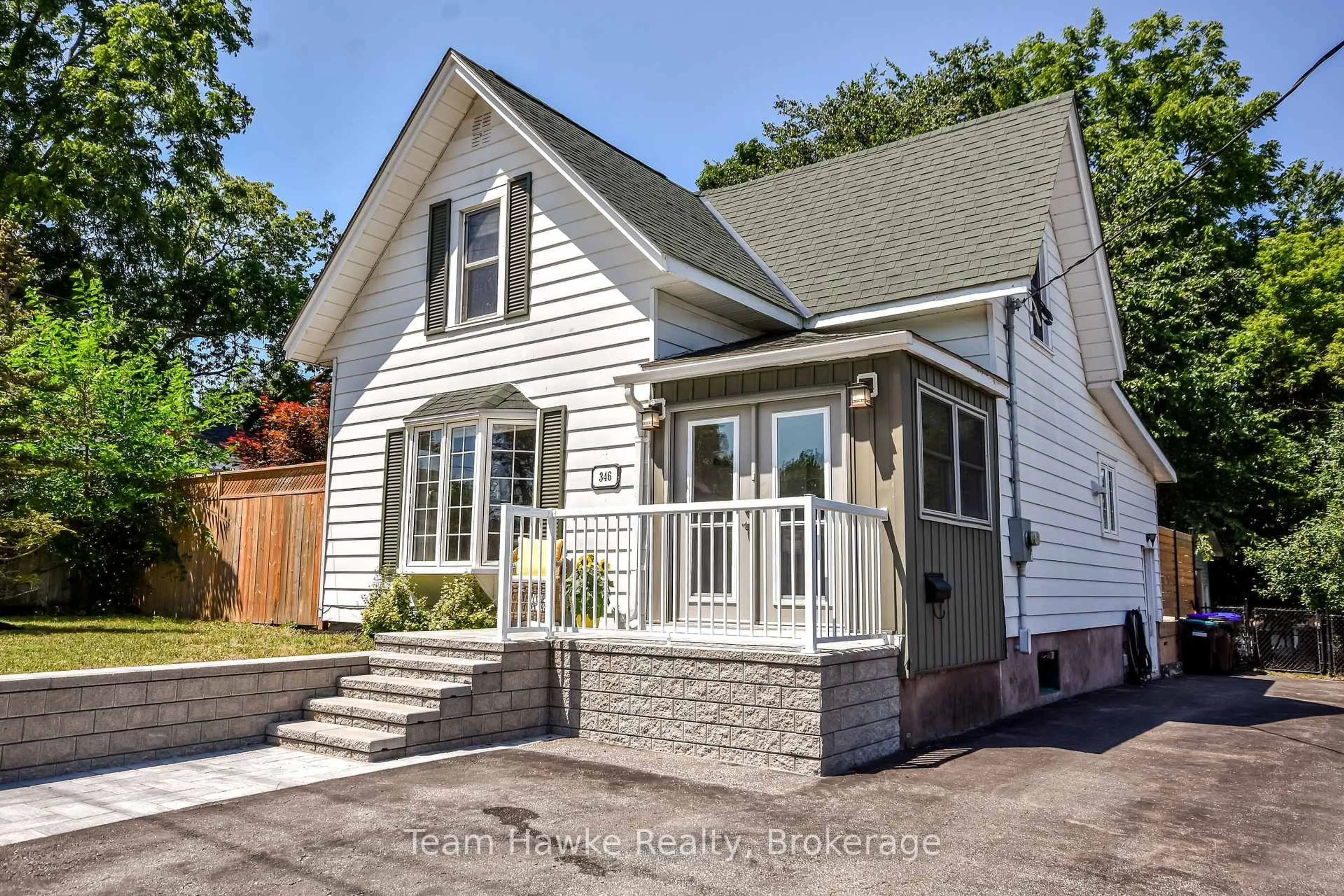 Home with vinyl exterior material, street for 346 Yonge St, Midland Ontario L4R 2B4