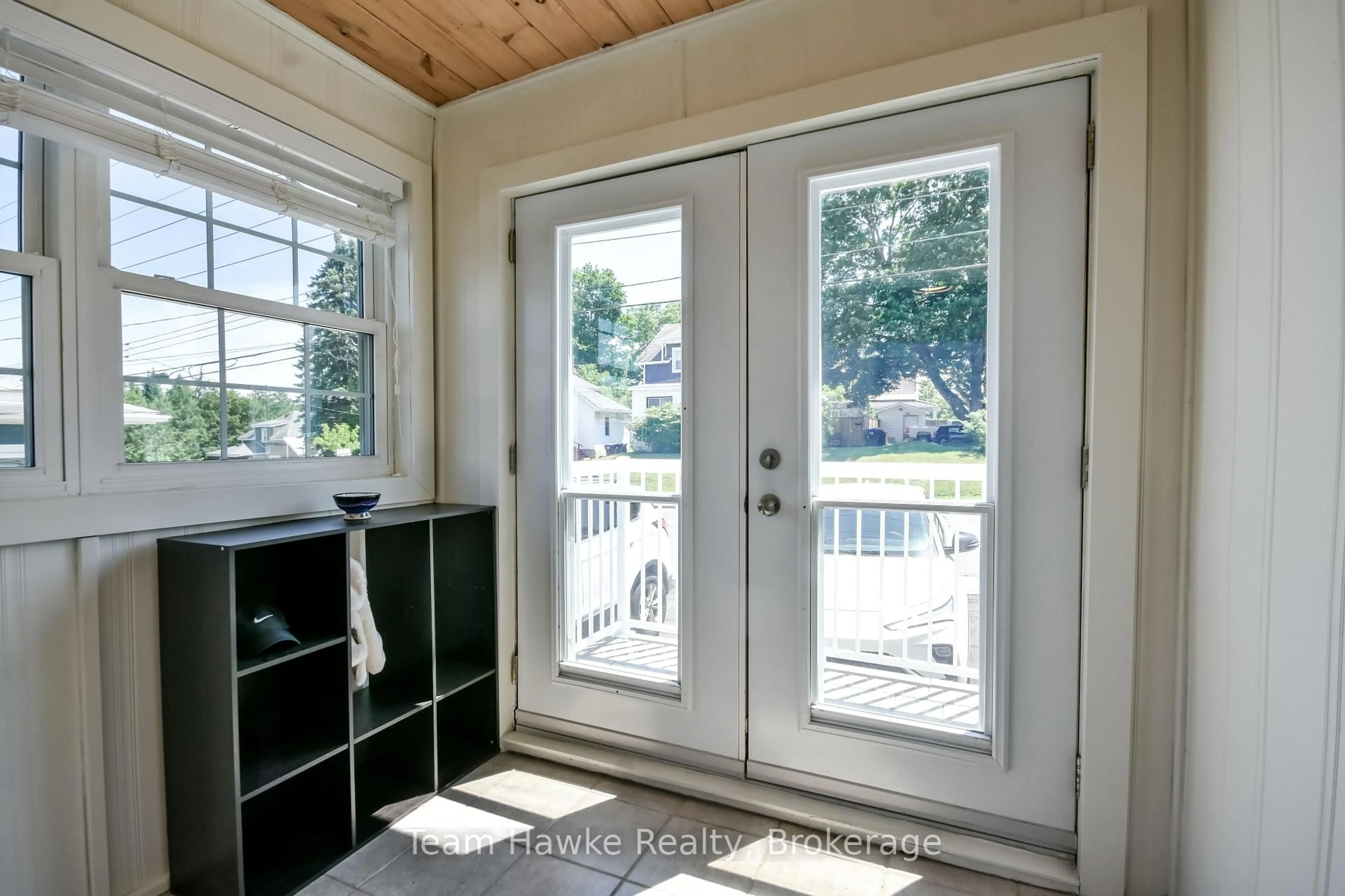 Indoor entryway for 346 Yonge St, Midland Ontario L4R 2B4
