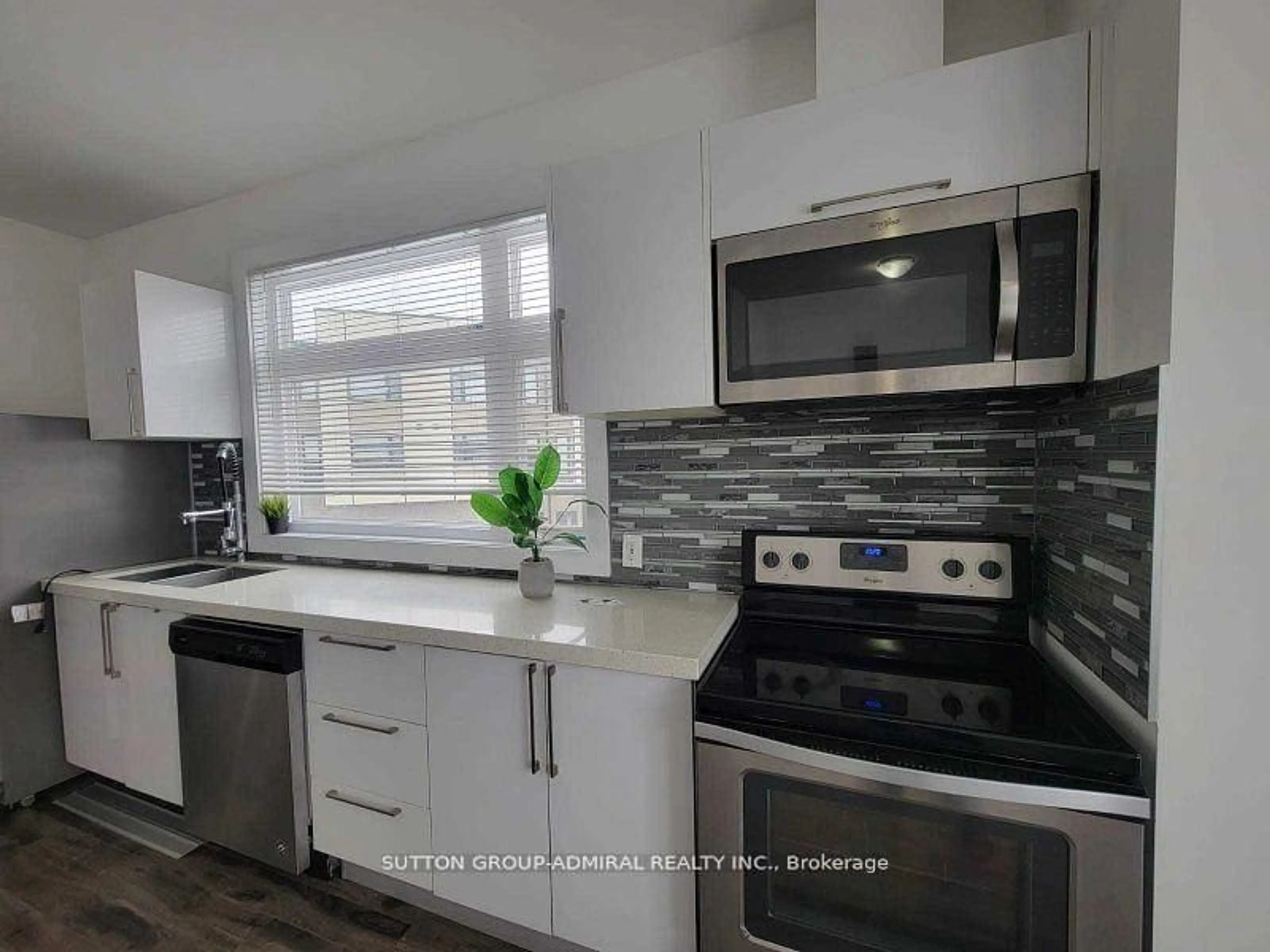 Open concept kitchen, ceramic/tile floor for 540 Essa Rd #17, Barrie Ontario L4N 9E5