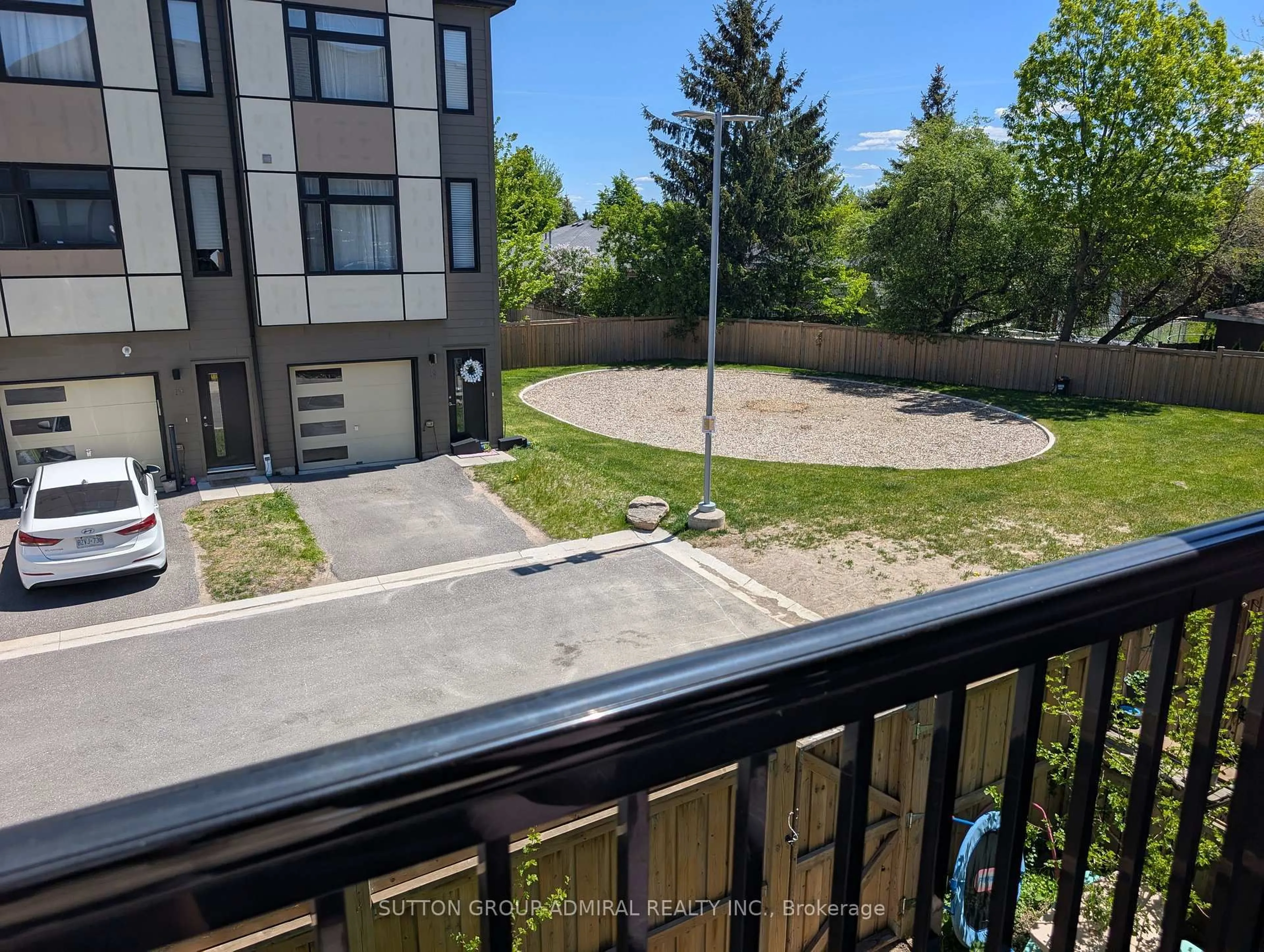 A pic from outside/outdoor area/front of a property/back of a property/a pic from drone, unknown for 540 Essa Rd #17, Barrie Ontario L4N 9E5