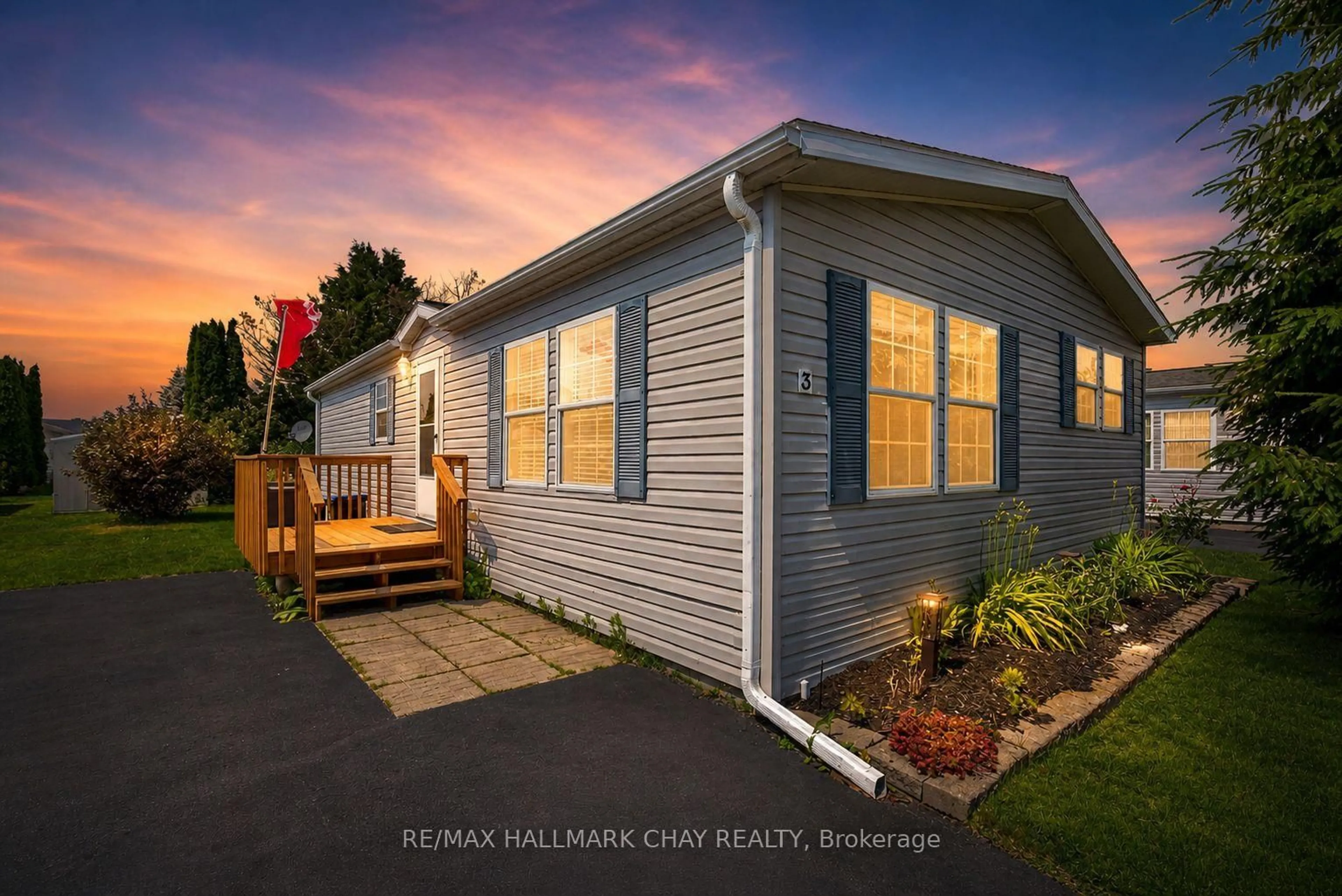 Home with vinyl exterior material, unknown for 3 Illinois Cres, Wasaga Beach Ontario L9Z 3A8