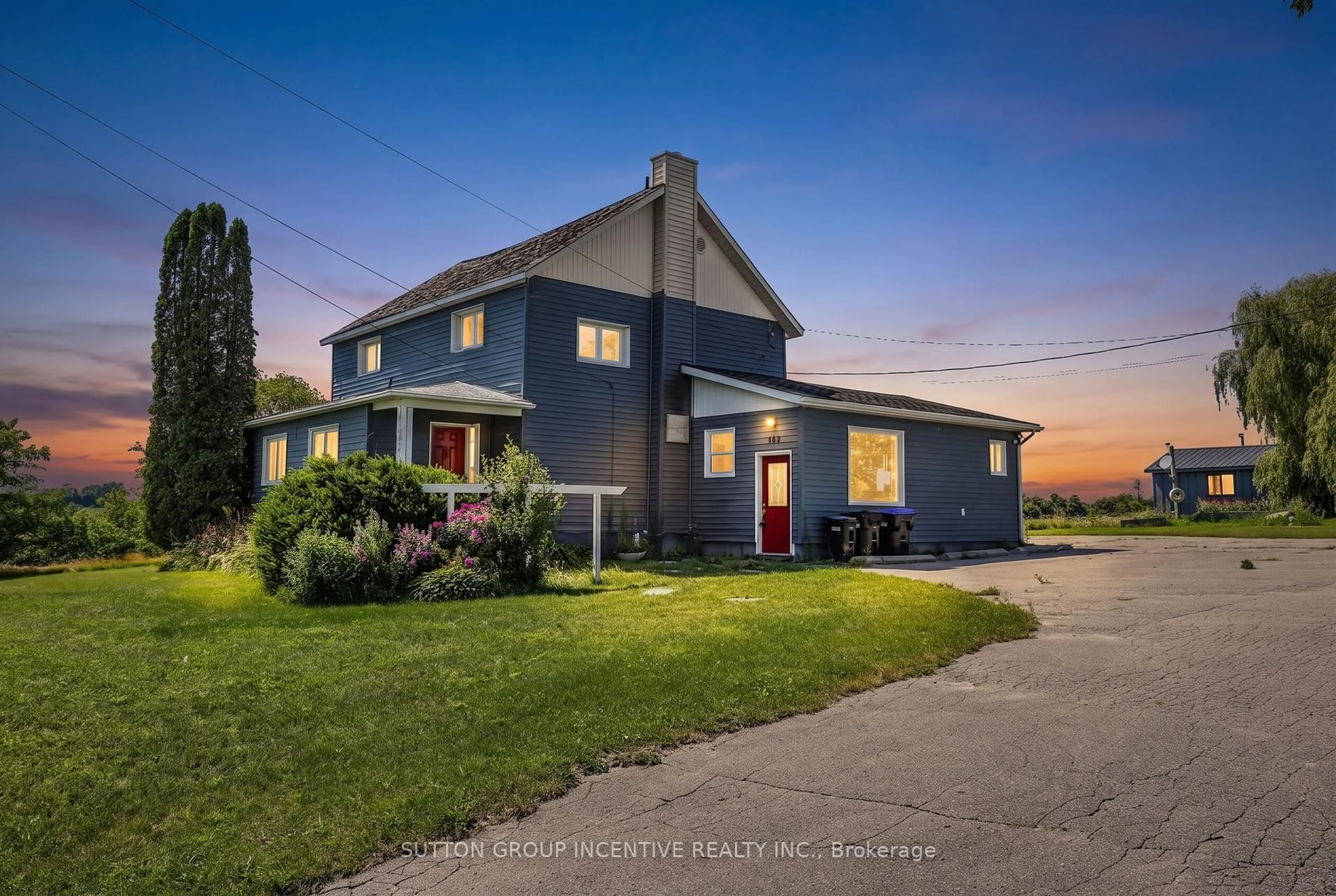A pic from outside/outdoor area/front of a property/back of a property/a pic from drone, street for 160 Rue Lafontaine Rd, Tiny Ontario L9M 0H1