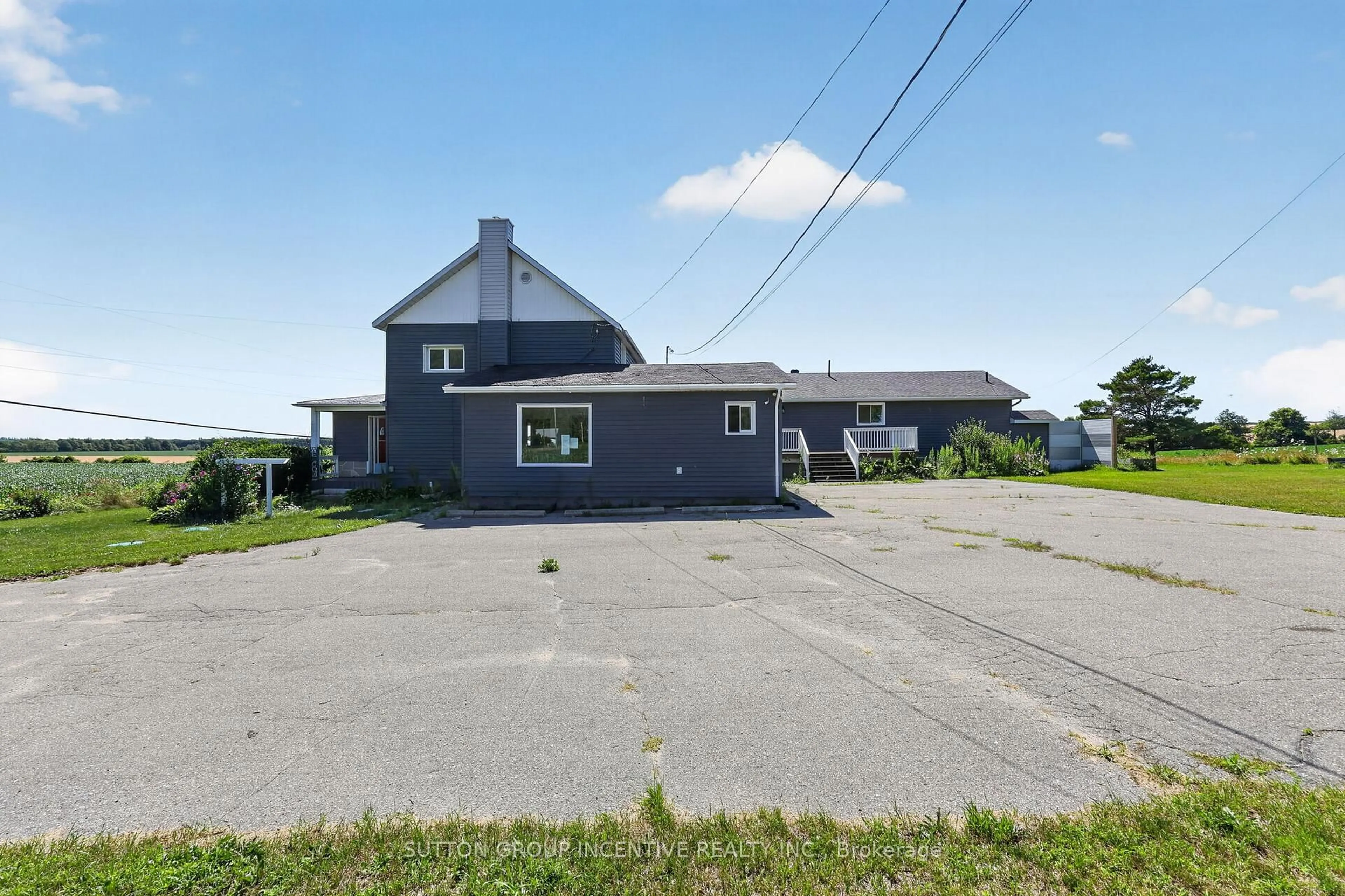 A pic from outside/outdoor area/front of a property/back of a property/a pic from drone, street for 160 Rue Lafontaine Rd, Tiny Ontario L9M 0H1