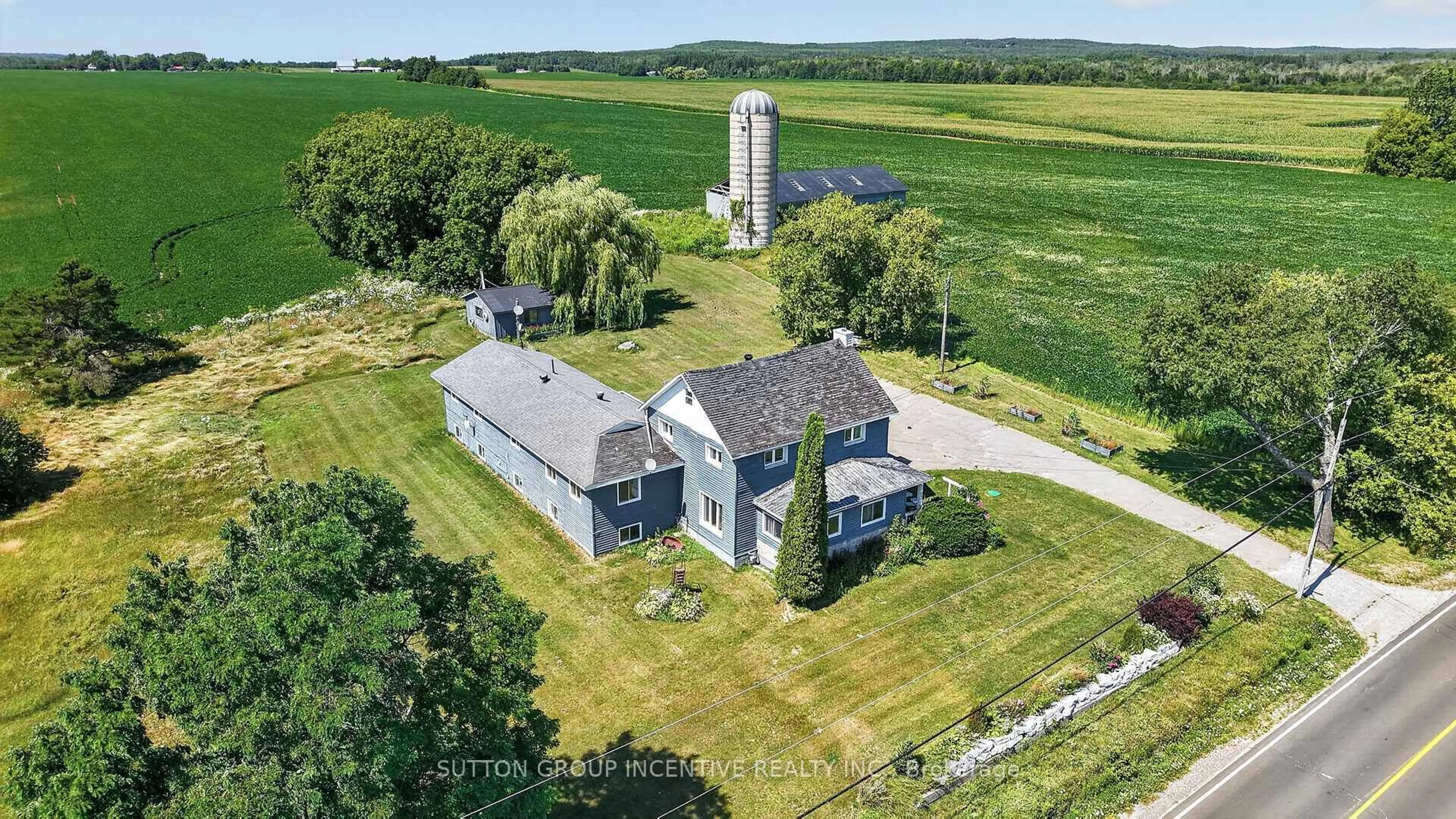 A pic from outside/outdoor area/front of a property/back of a property/a pic from drone, building for 160 Rue Lafontaine Rd, Tiny Ontario L9M 0H1