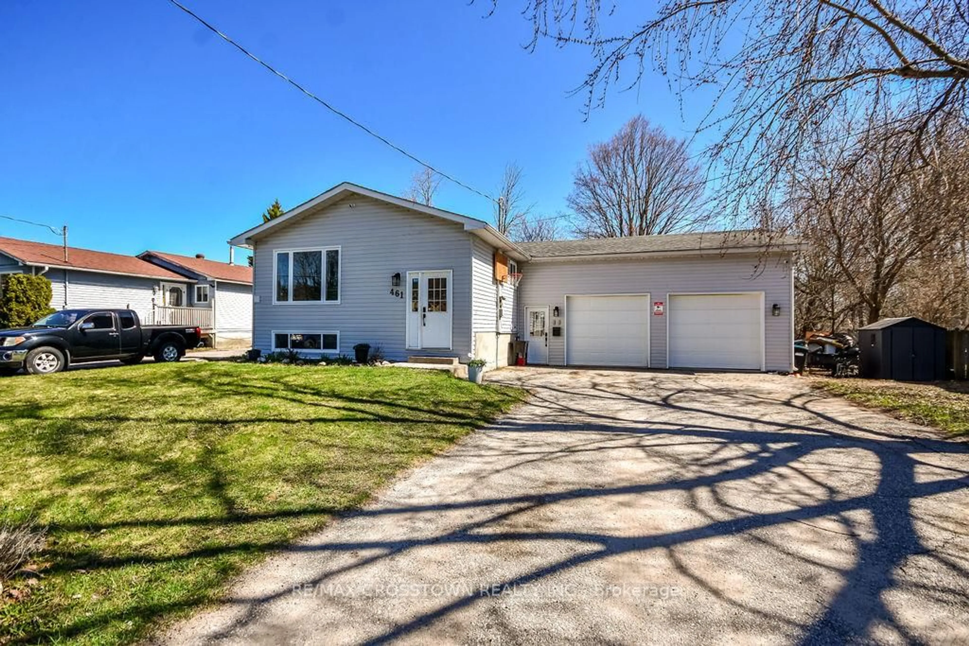 Home with vinyl exterior material, street for 461 Barnes Ave, Tay Ontario L0K 1R0