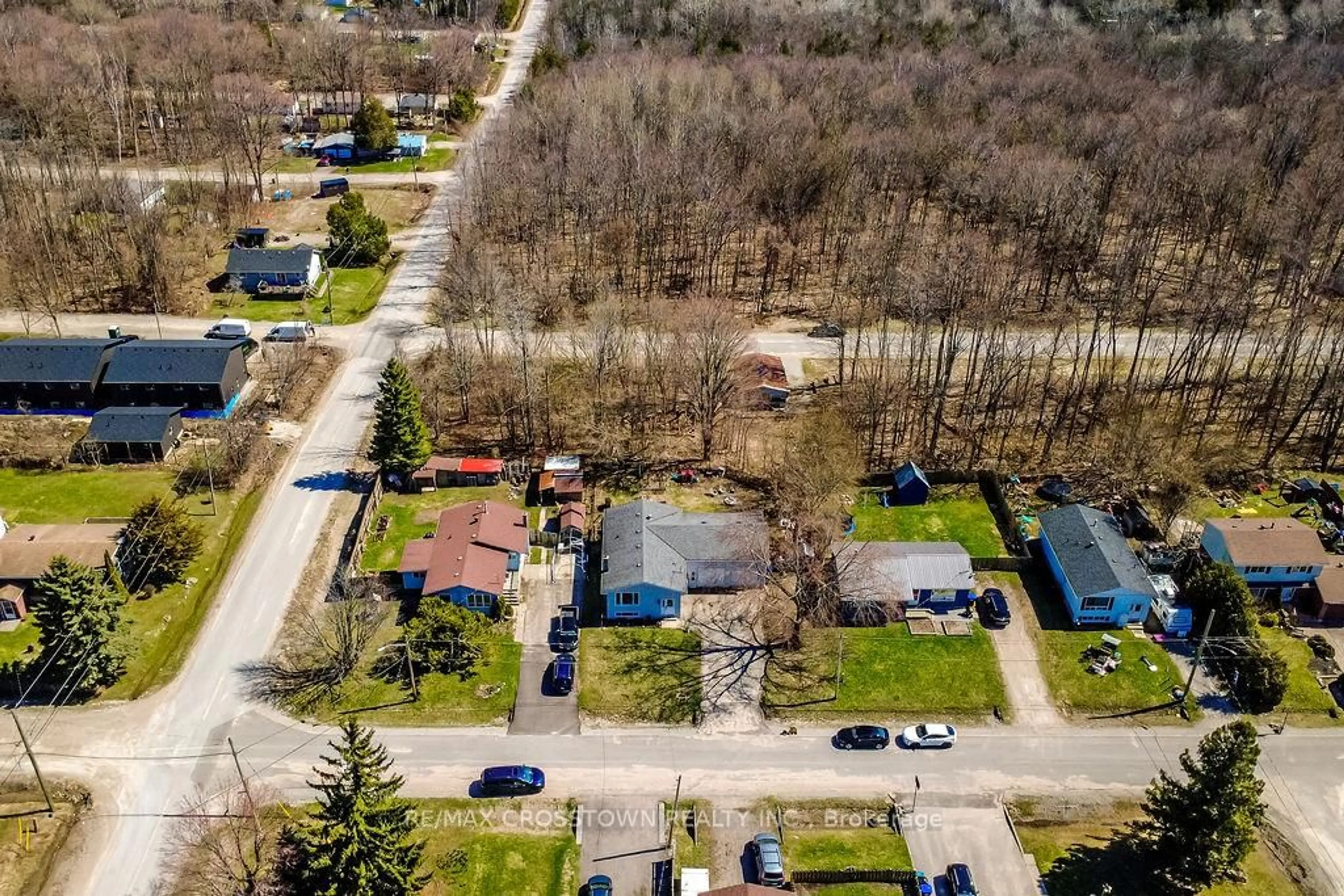 A pic from outside/outdoor area/front of a property/back of a property/a pic from drone, street for 461 Barnes Ave, Tay Ontario L0K 1R0