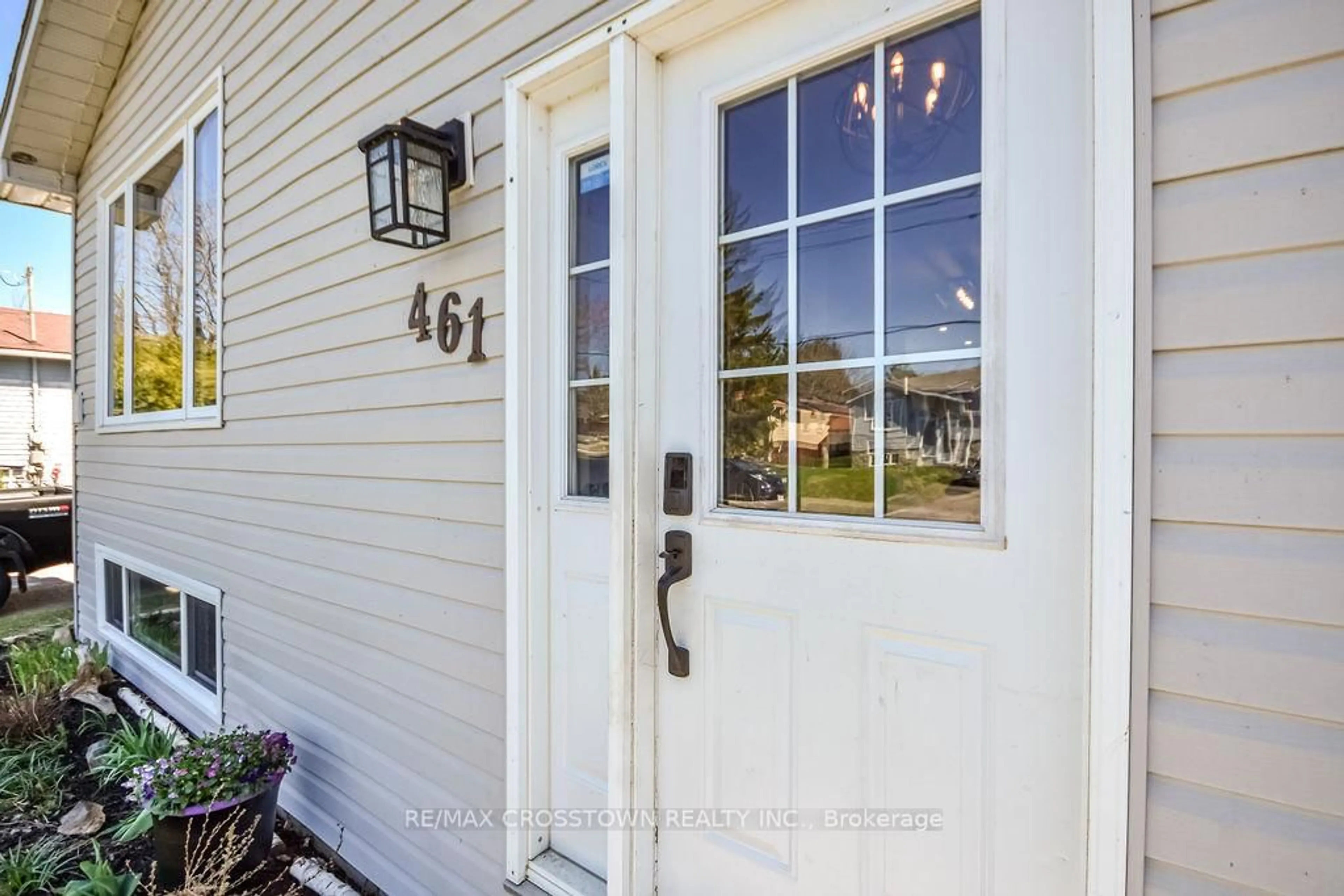 Indoor entryway for 461 Barnes Ave, Tay Ontario L0K 1R0