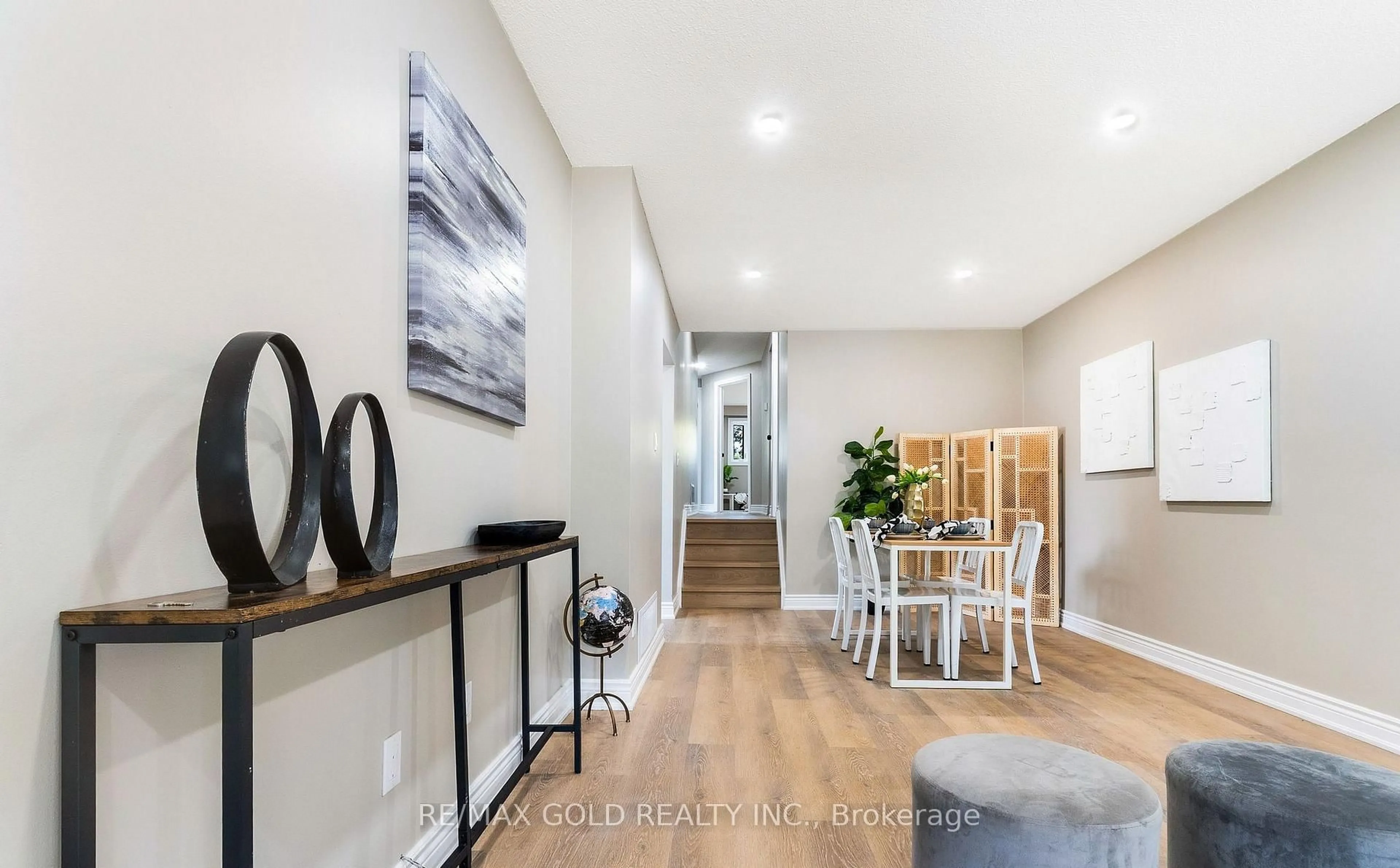 Indoor entryway for 27 Sylvia St, Barrie Ontario L4M 5J2