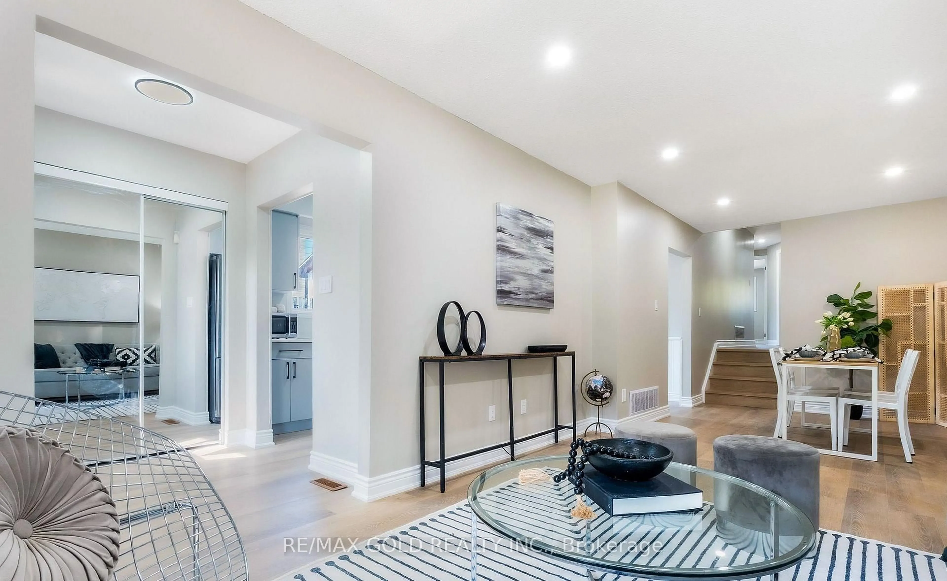 Indoor entryway for 27 Sylvia St, Barrie Ontario L4M 5J2