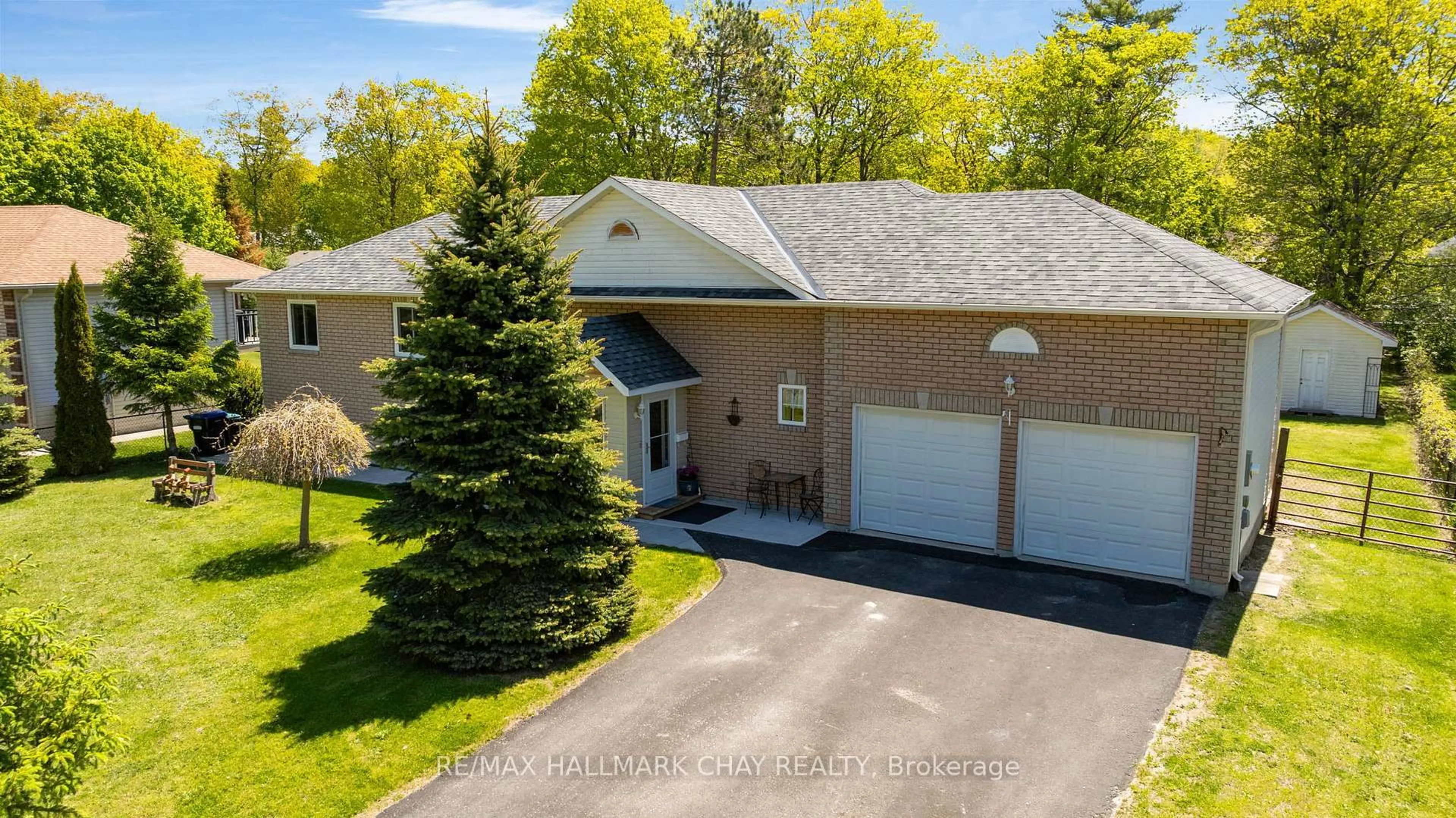 A pic from outside/outdoor area/front of a property/back of a property/a pic from drone, unknown for 29 Foliage Dr, Tiny Ontario L0L 1P1