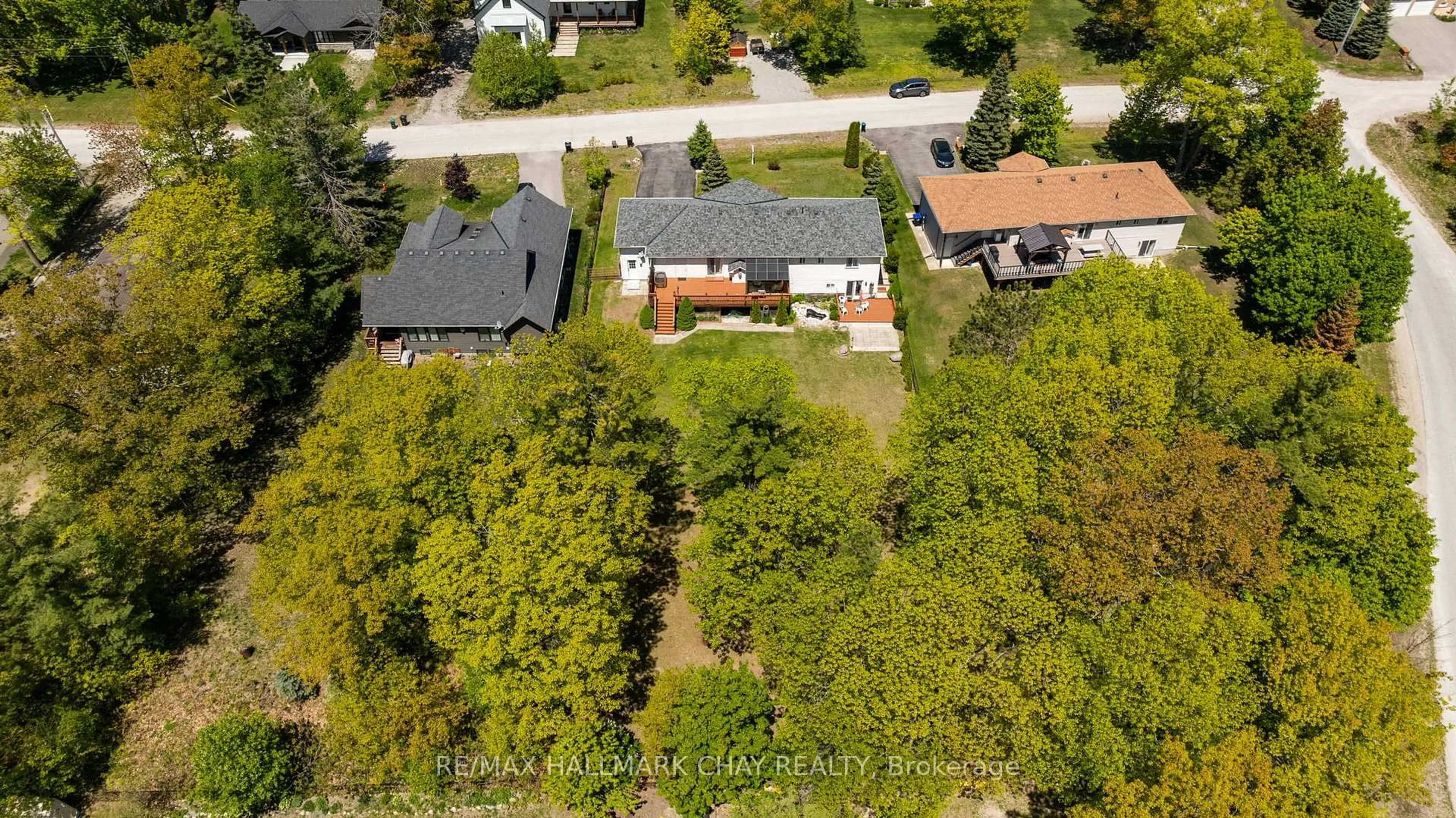 A pic from outside/outdoor area/front of a property/back of a property/a pic from drone, street for 29 Foliage Dr, Tiny Ontario L0L 1P1