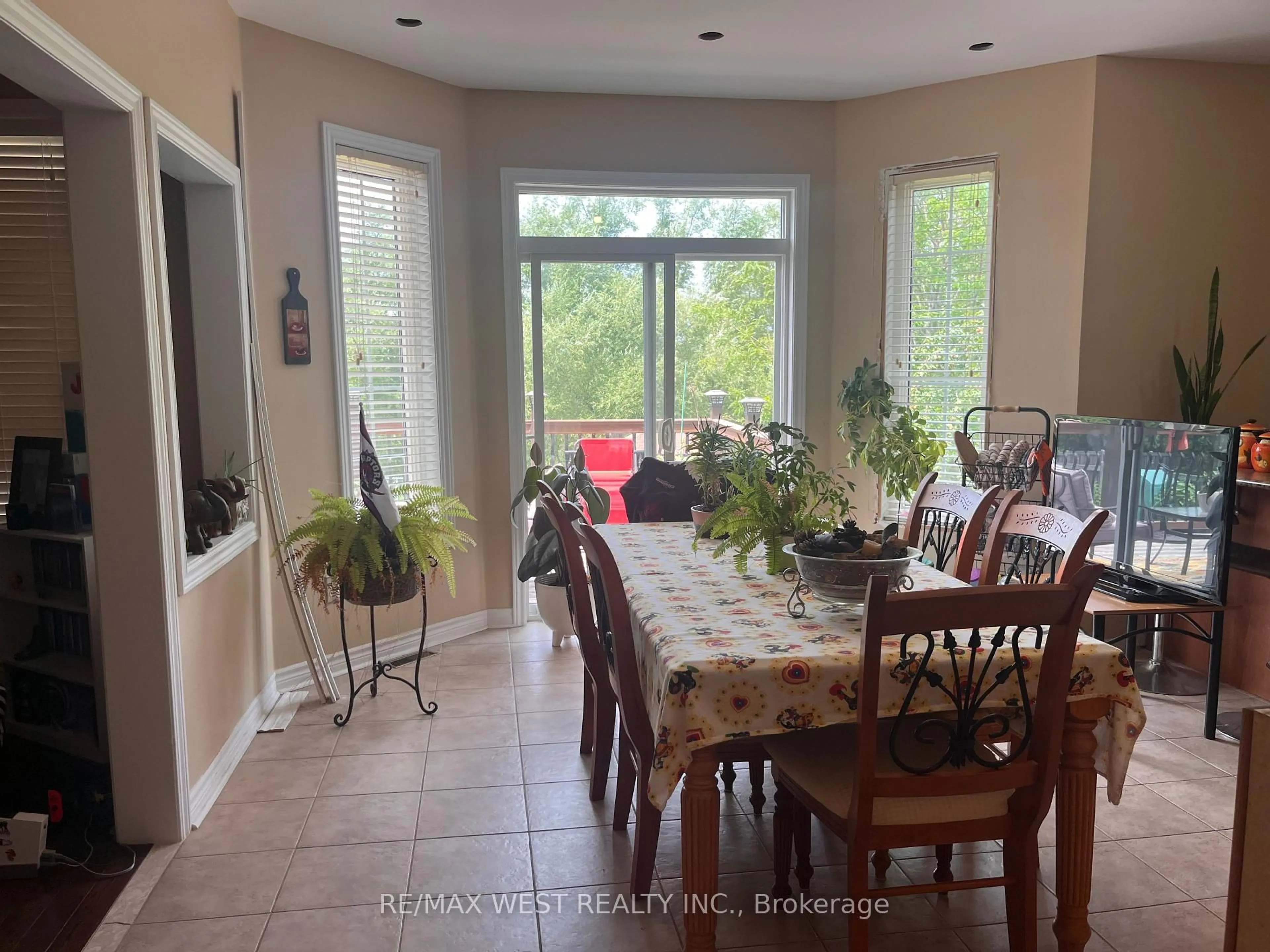 Dining room, ceramic/tile floor for 20 Regalia Way, Barrie Ontario L4M 7H7