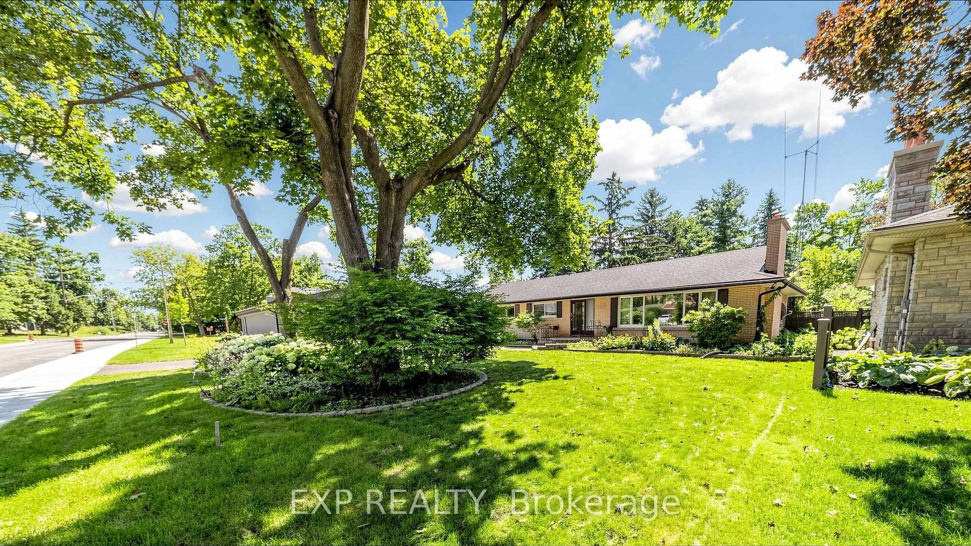 A pic from outside/outdoor area/front of a property/back of a property/a pic from drone, unknown for 43 Amelia St, Barrie Ontario L4M 1M5