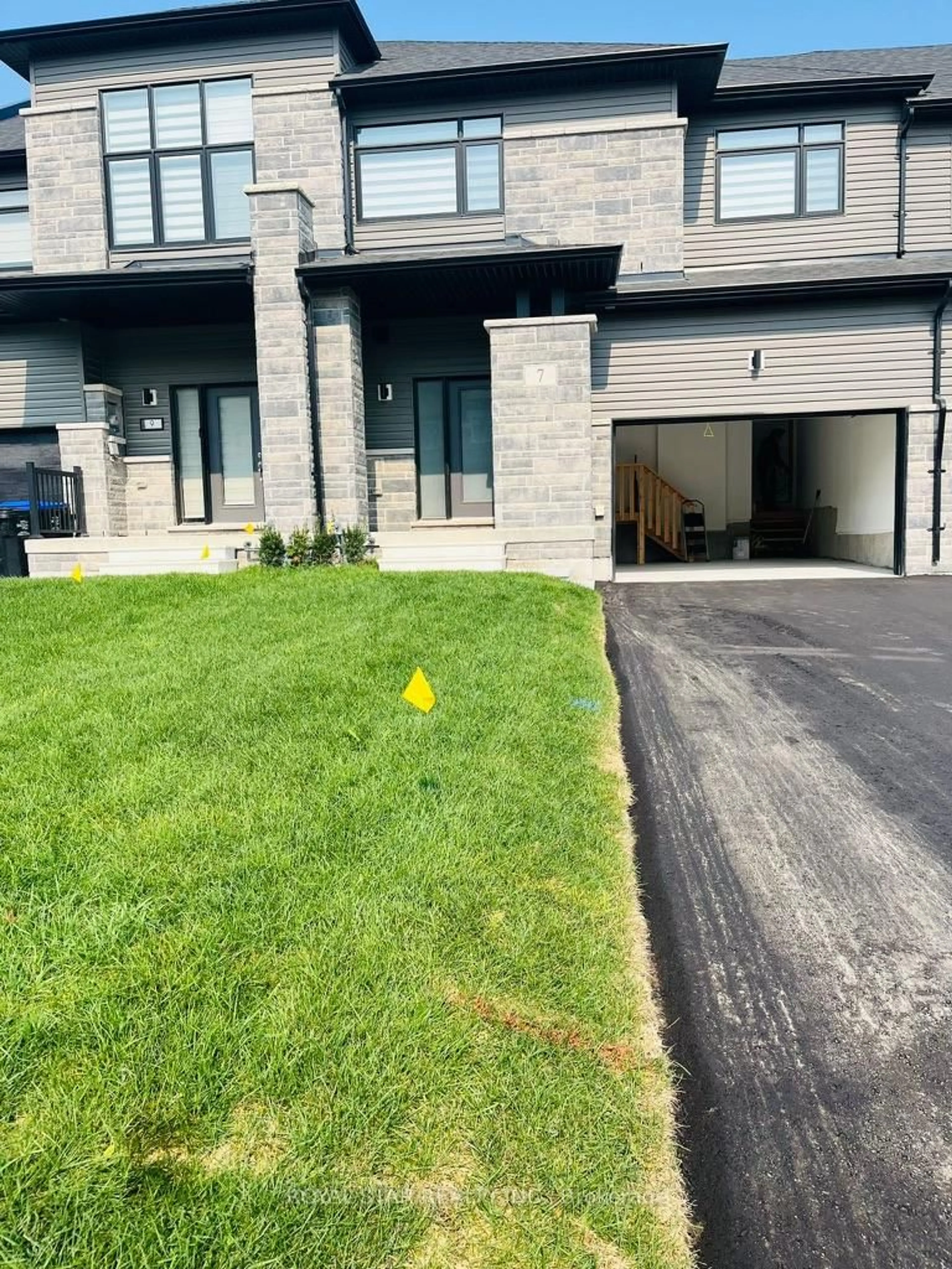 A pic from outside/outdoor area/front of a property/back of a property/a pic from drone, street for 7 Federica Cres, Wasaga Beach Ontario L9Z 0N5