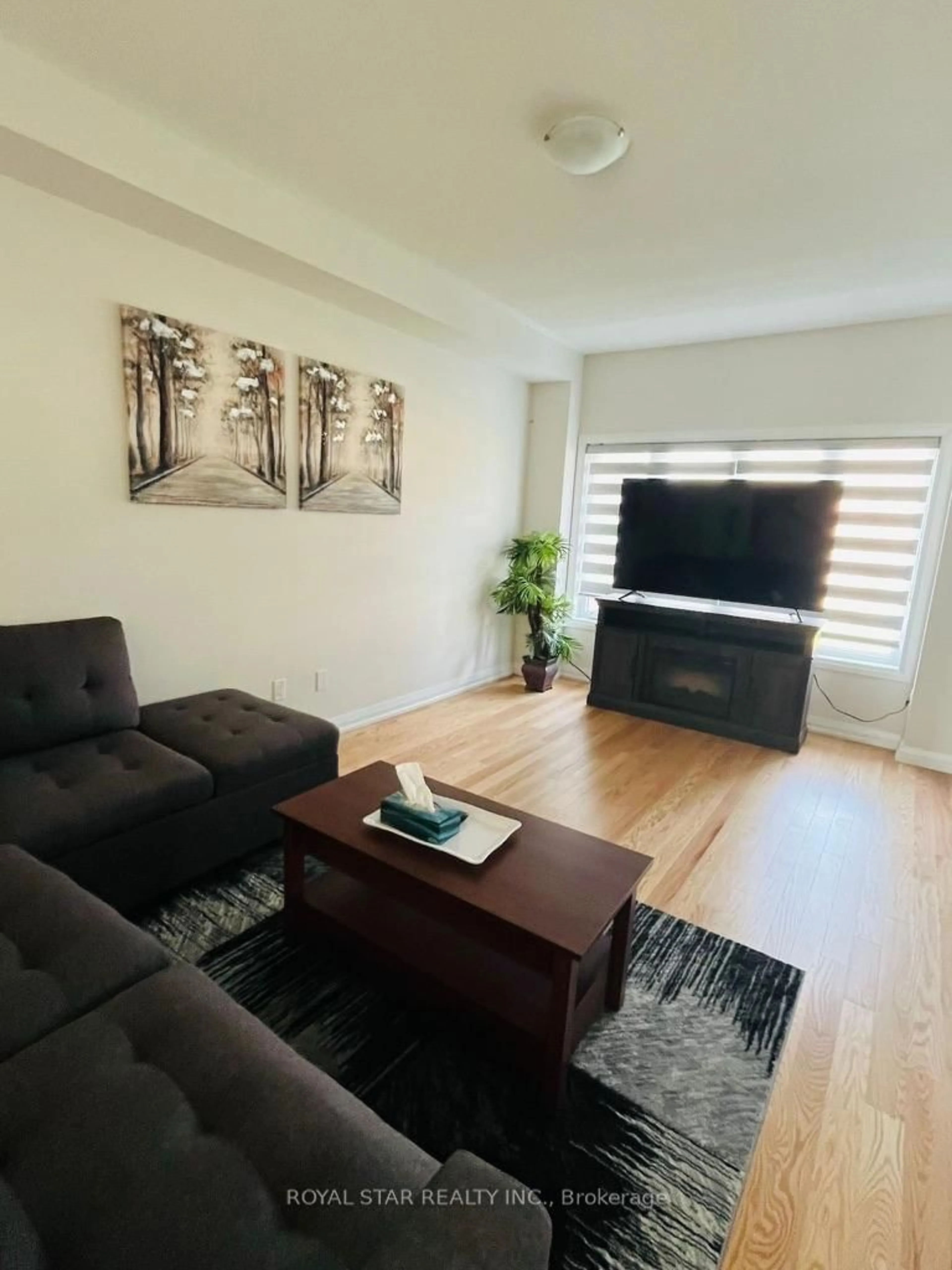 Living room with furniture, wood/laminate floor for 7 Federica Cres, Wasaga Beach Ontario L9Z 0N5