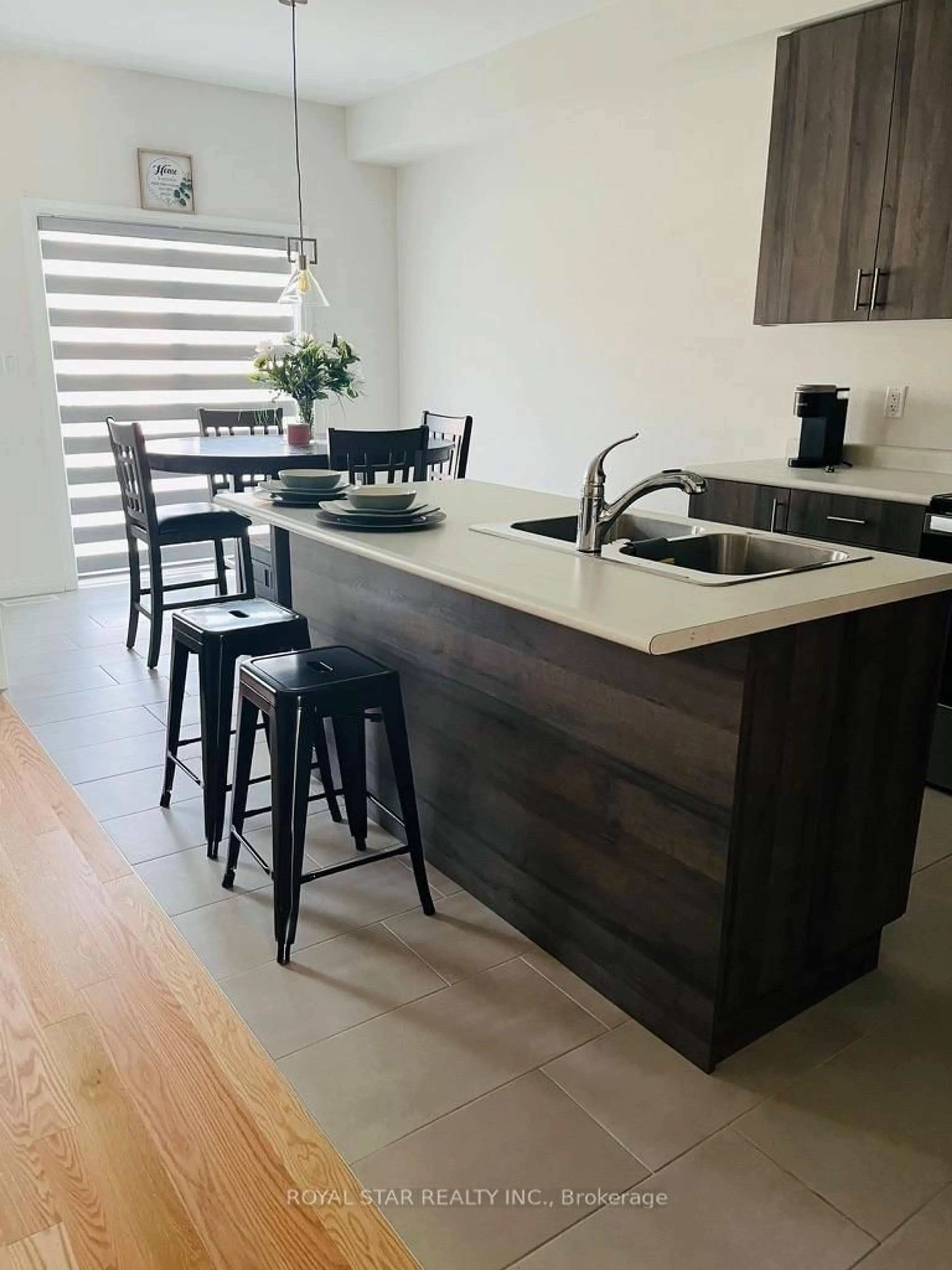 Contemporary kitchen, unknown for 7 Federica Cres, Wasaga Beach Ontario L9Z 0N5