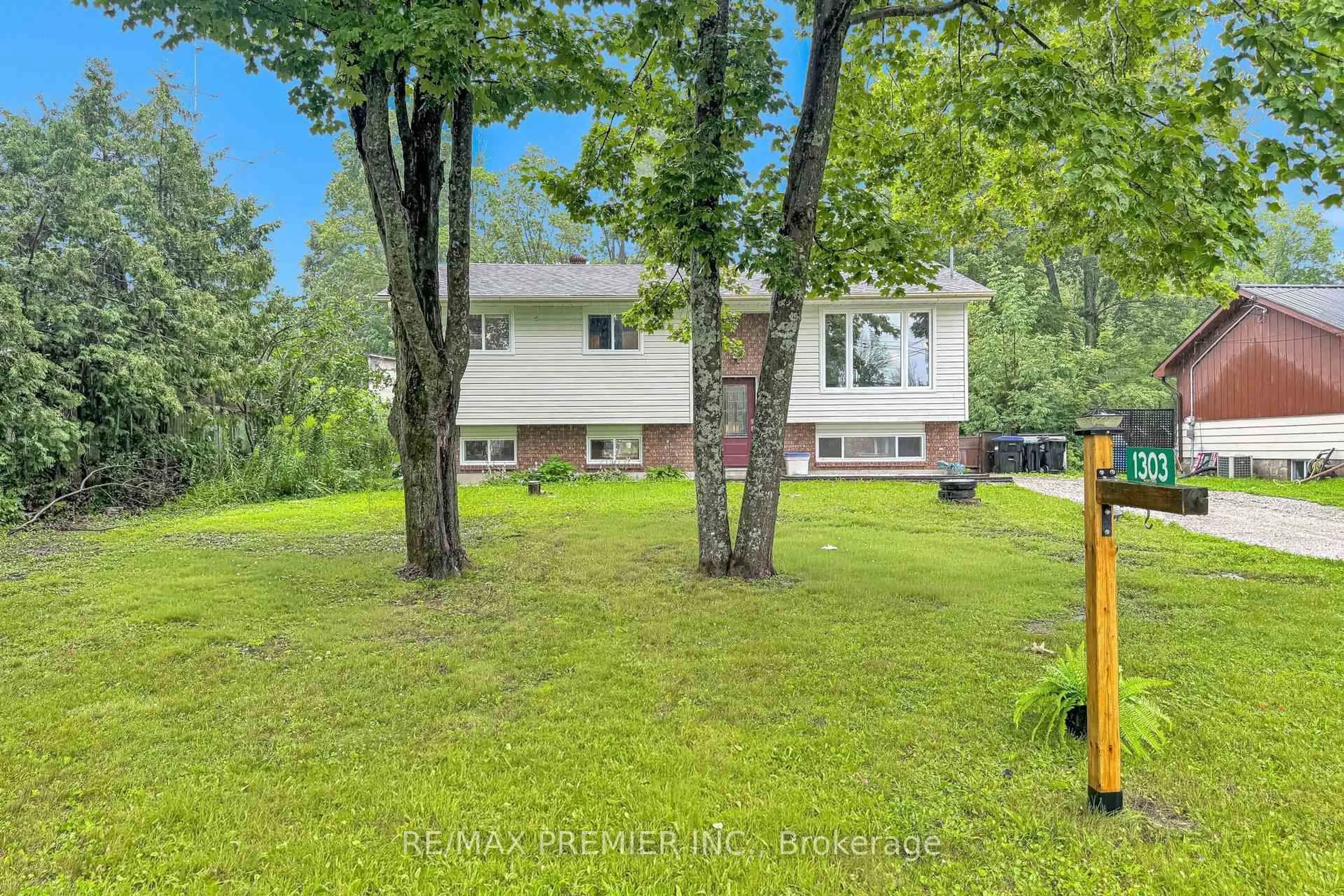 A pic from outside/outdoor area/front of a property/back of a property/a pic from drone, water/lake/river/ocean view for 1303 Clearview Dr, Severn Ontario L3V 0X2