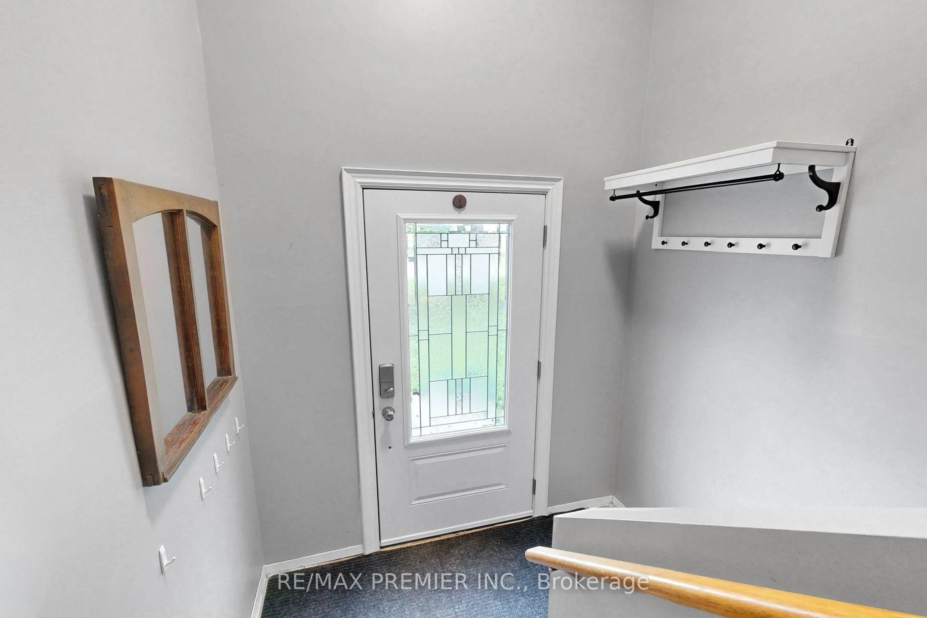 Indoor entryway for 1303 Clearview Dr, Severn Ontario L3V 0X2