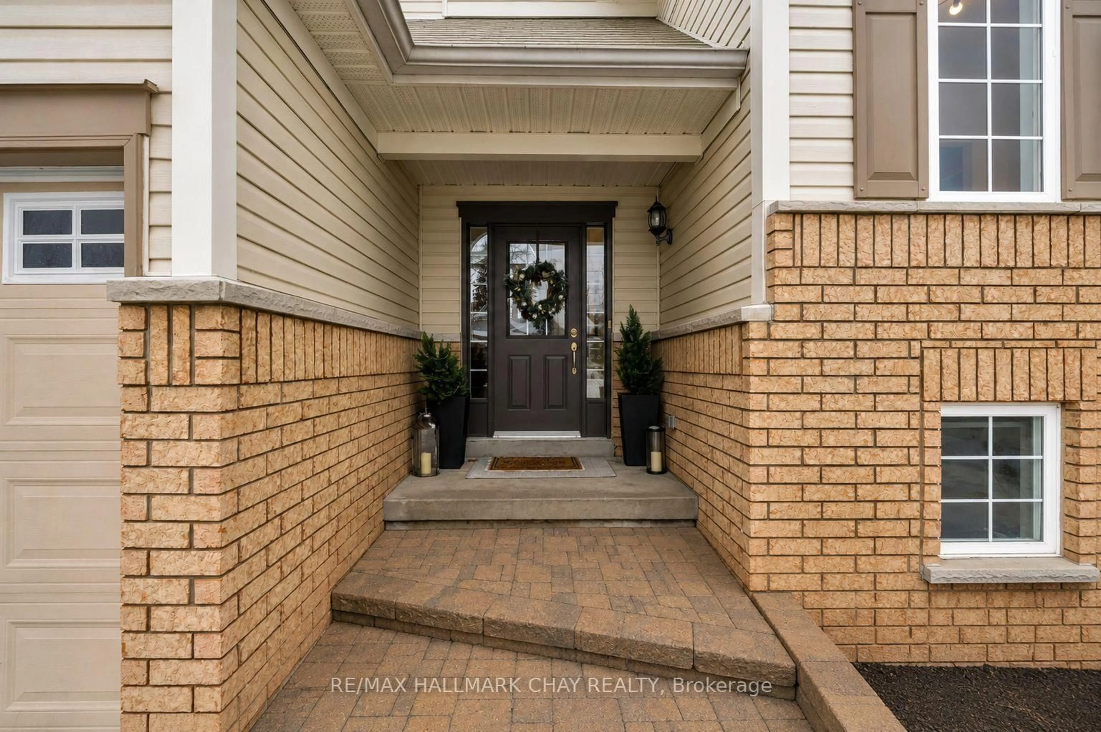 Indoor entryway for 12 Oakmont Ave, Oro-Medonte Ontario L0L 2L0
