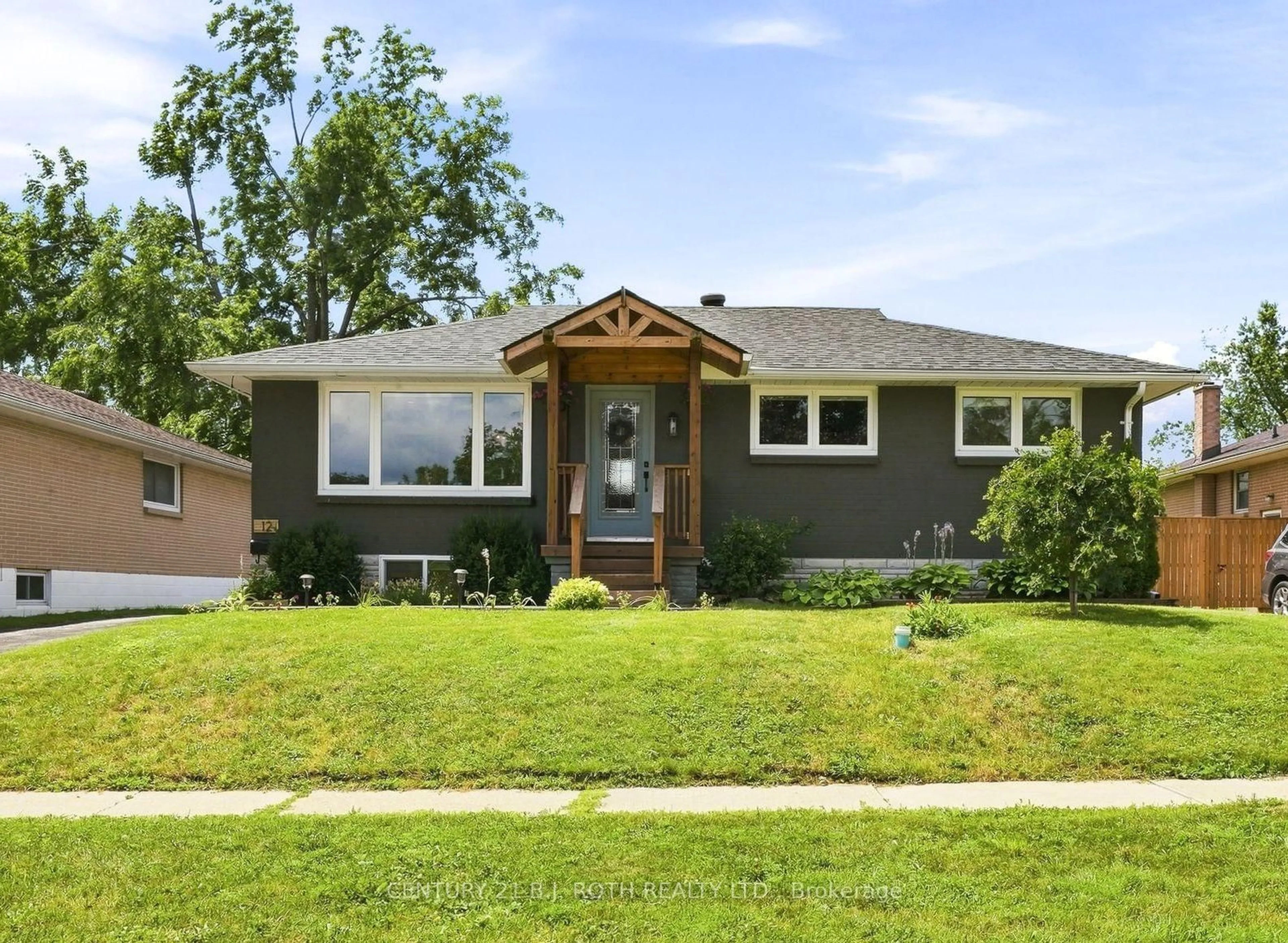 Home with vinyl exterior material, street for 12 Bothwell Cres, Barrie Ontario L4M 2S6